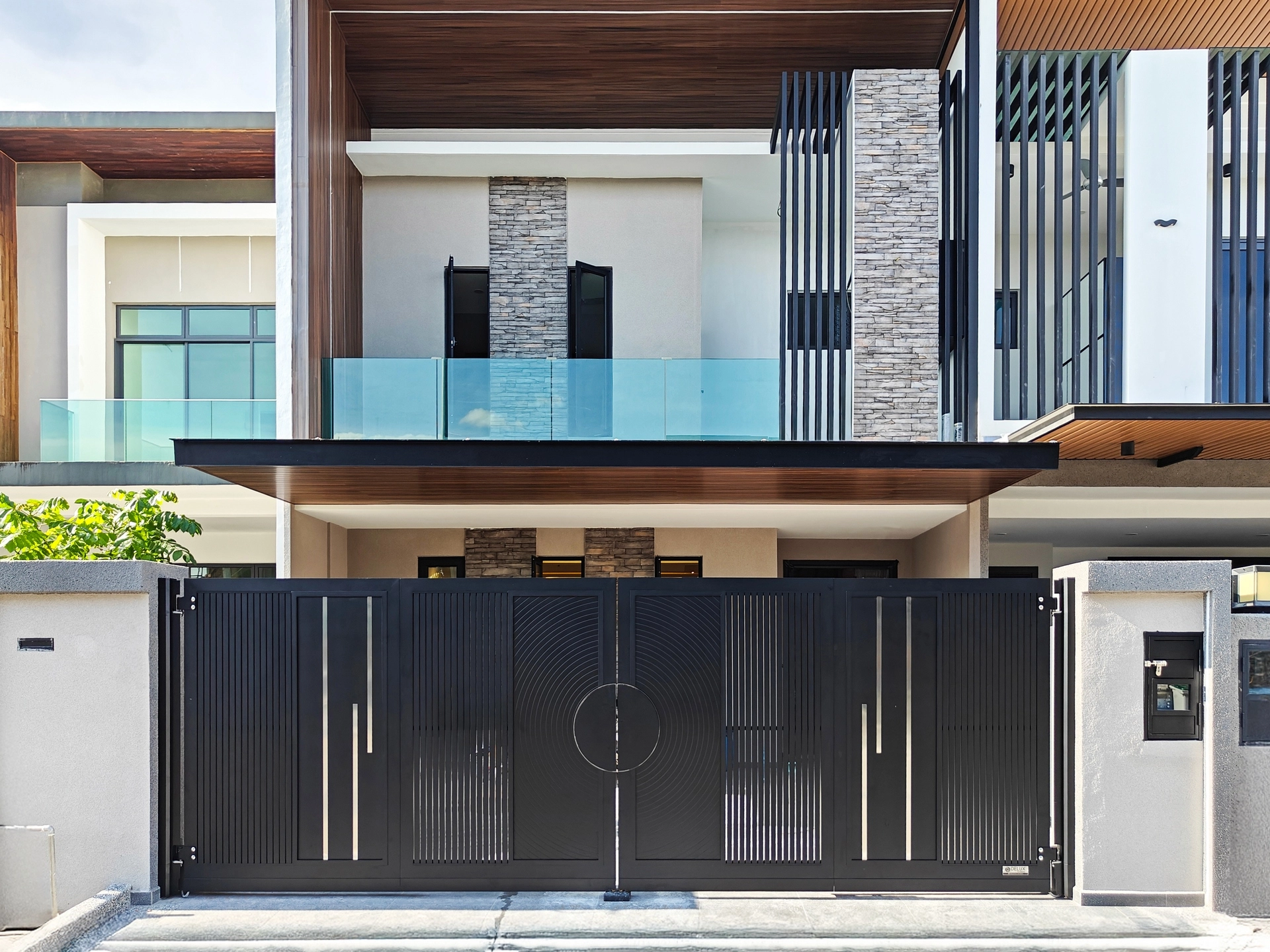 Trackless folding gate Trackless autogate Folding gate Malaysia Aluminium gate Malaysia Delux autogate Unigate Autogate Malaysia Unigate Malaysia Trackless gate Malaysia Aluminium gate supplier Malaysia Aluminium auto gate Autogate price Autogate system price Trackless autogate malaysia price Autogate malaysia price Aluminium gate suppliers grono 1