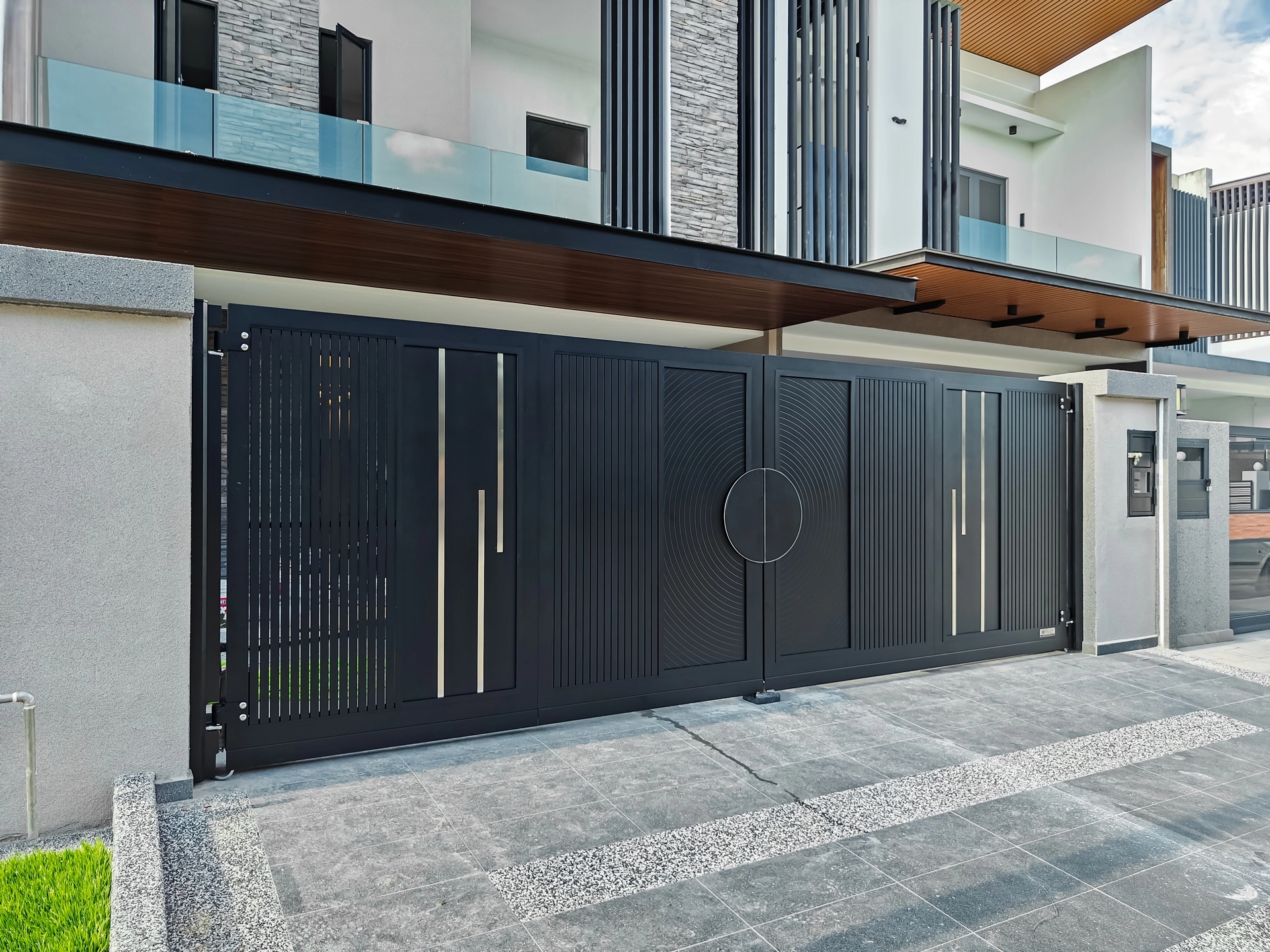 Trackless folding gate Trackless autogate Folding gate Malaysia Aluminium gate Malaysia Delux autogate Unigate Autogate Malaysia Unigate Malaysia Trackless gate Malaysia Aluminium gate supplier Malaysia Aluminium auto gate Autogate price Autogate system price Trackless autogate malaysia price Autogate malaysia price Aluminium gate suppliers grono 1