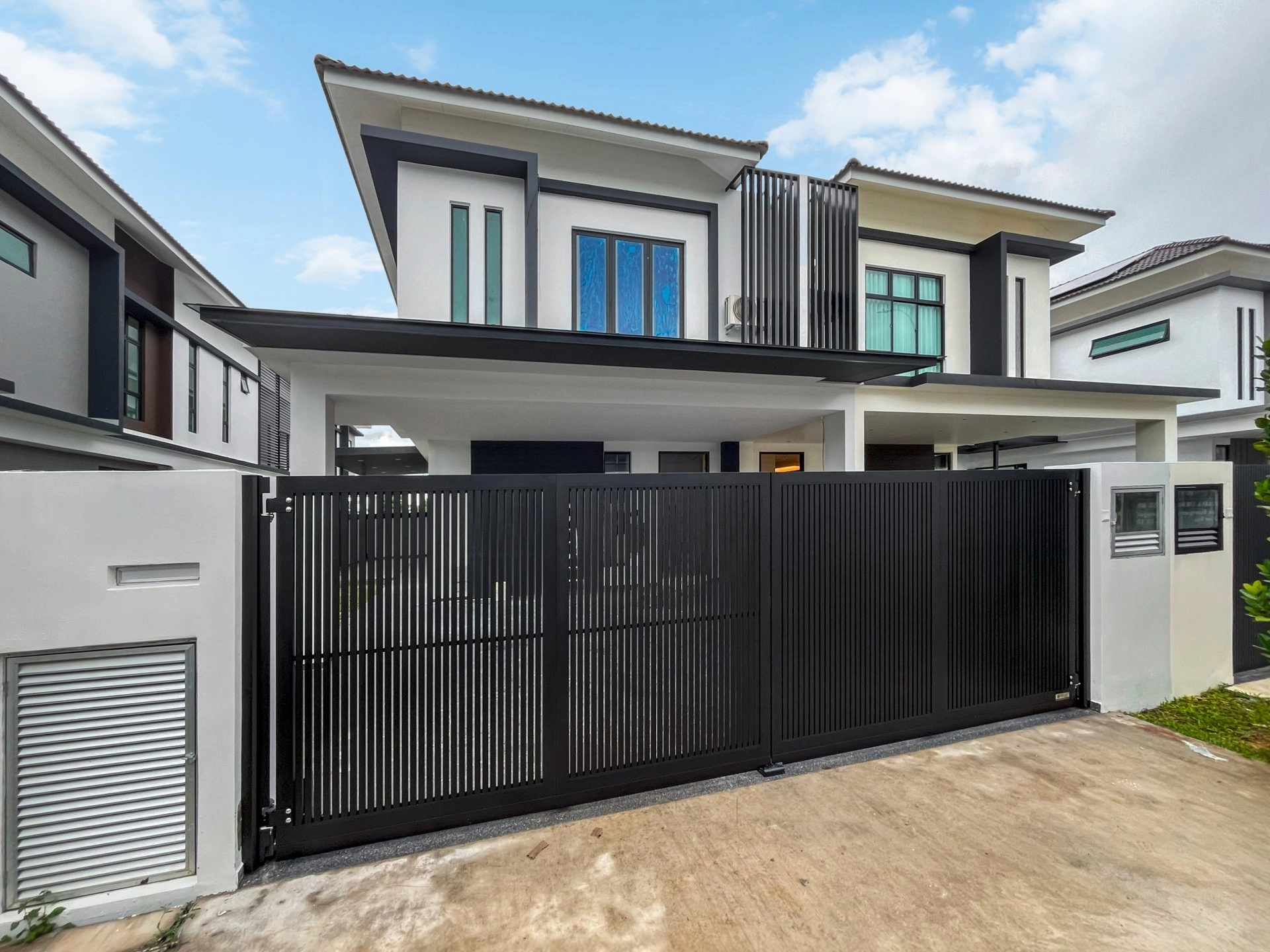 Trackless folding gate Trackless autogate Folding gate Malaysia Aluminium gate Malaysia Delux autogate Unigate Autogate Malaysia Unigate Malaysia Trackless gate Malaysia Aluminium gate supplier Malaysia Aluminium auto gate Autogate price Autogate system price Trackless autogate malaysia price Autogate malaysia price Aluminium gate suppliers texstone x16