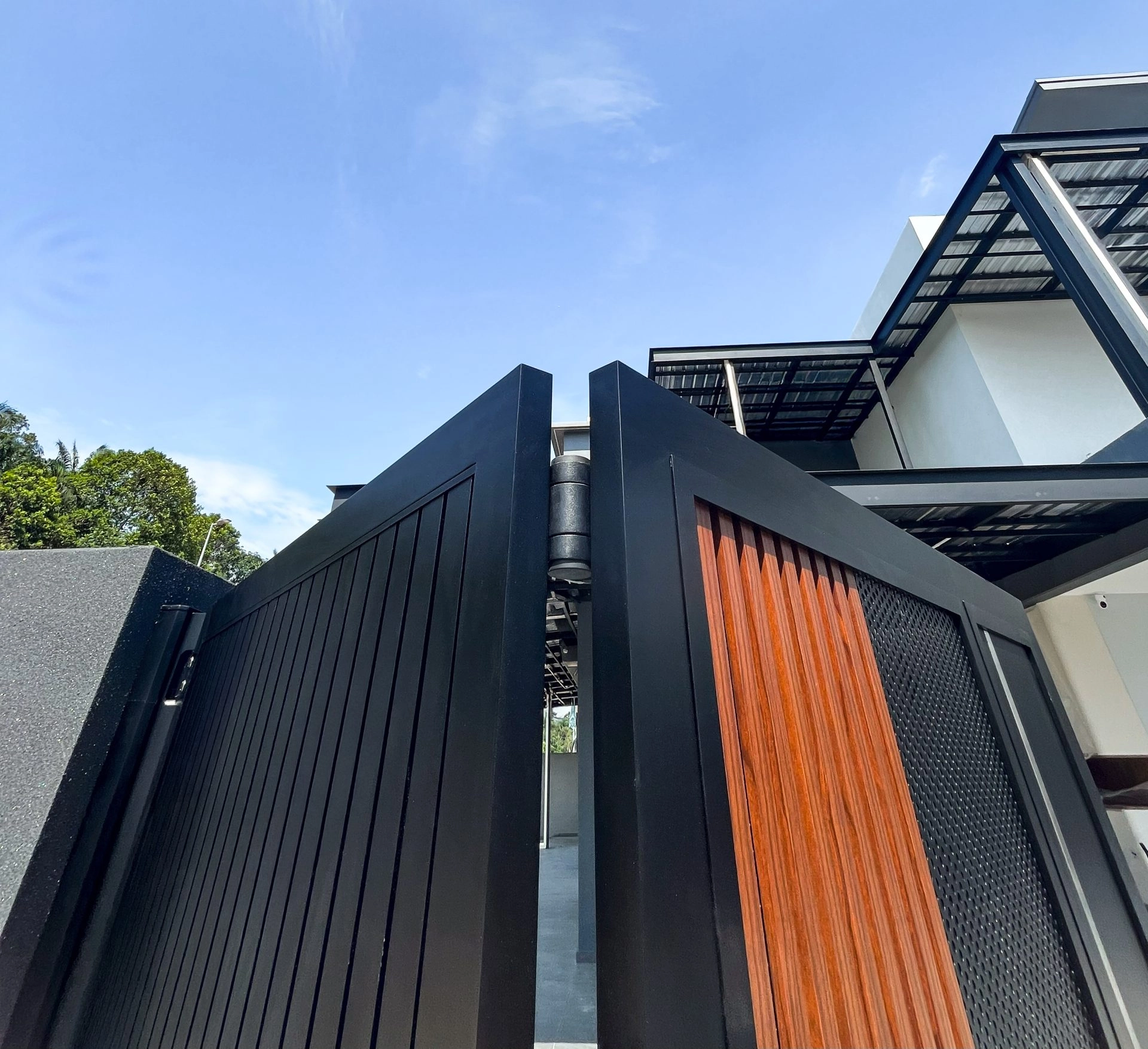 Trackless folding gate Trackless autogate Folding gate Malaysia Aluminium gate Malaysia Delux autogate Unigate Autogate Malaysia Unigate Malaysia Trackless gate Malaysia Aluminium gate supplier Malaysia Aluminium auto gate Autogate price Autogate system price Trackless autogate malaysia price Autogate malaysia price Aluminium gate suppliers Linex 3