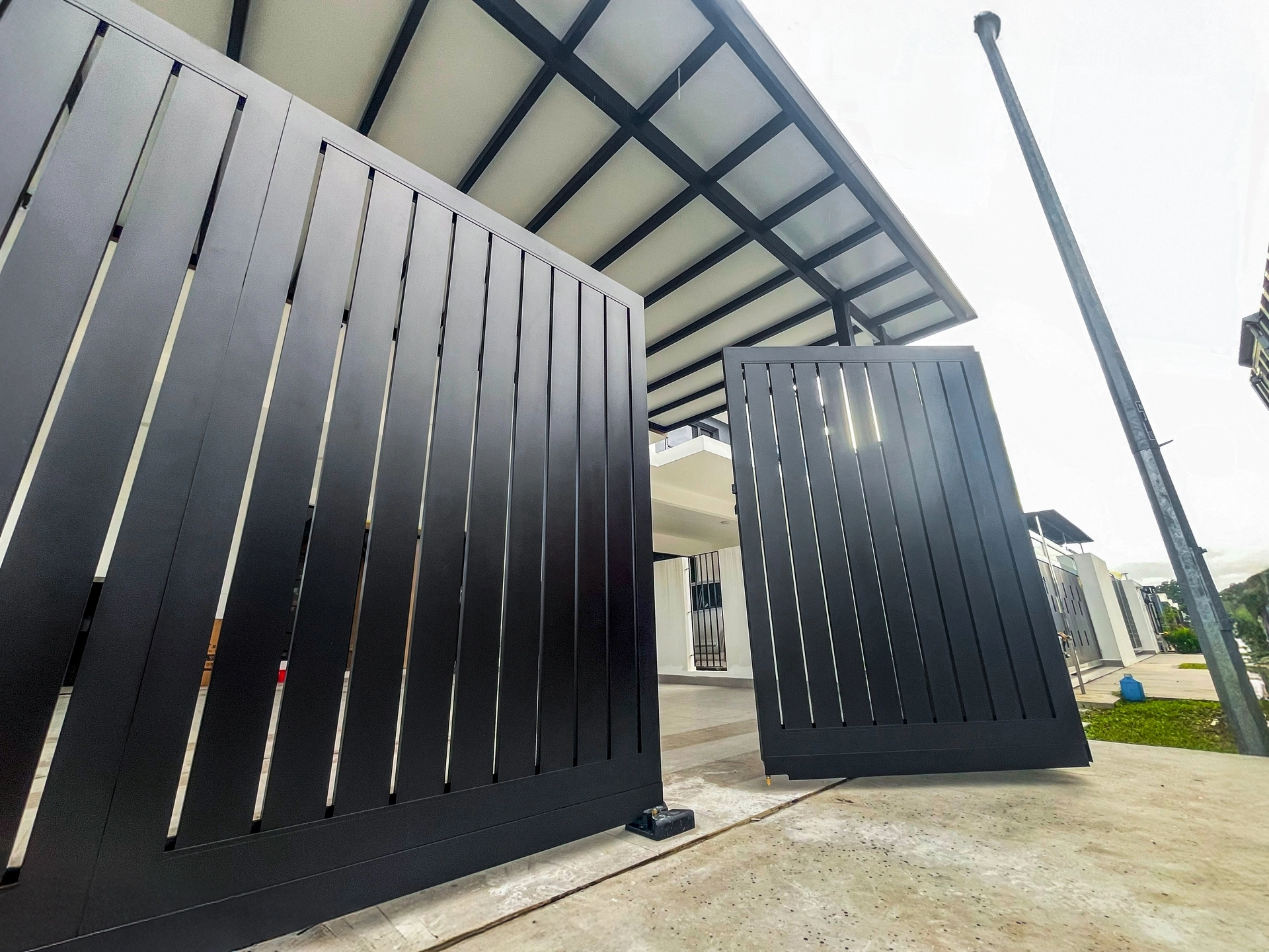 Trackless folding gate Trackless autogate Folding gate Malaysia Aluminium gate Malaysia Delux autogate Unigate Autogate Malaysia Unigate Malaysia Trackless gate Malaysia Aluminium gate supplier Malaysia Aluminium auto gate Autogate price Autogate system price Trackless autogate malaysia price Autogate malaysia price Aluminium gate suppliers contemporary 802