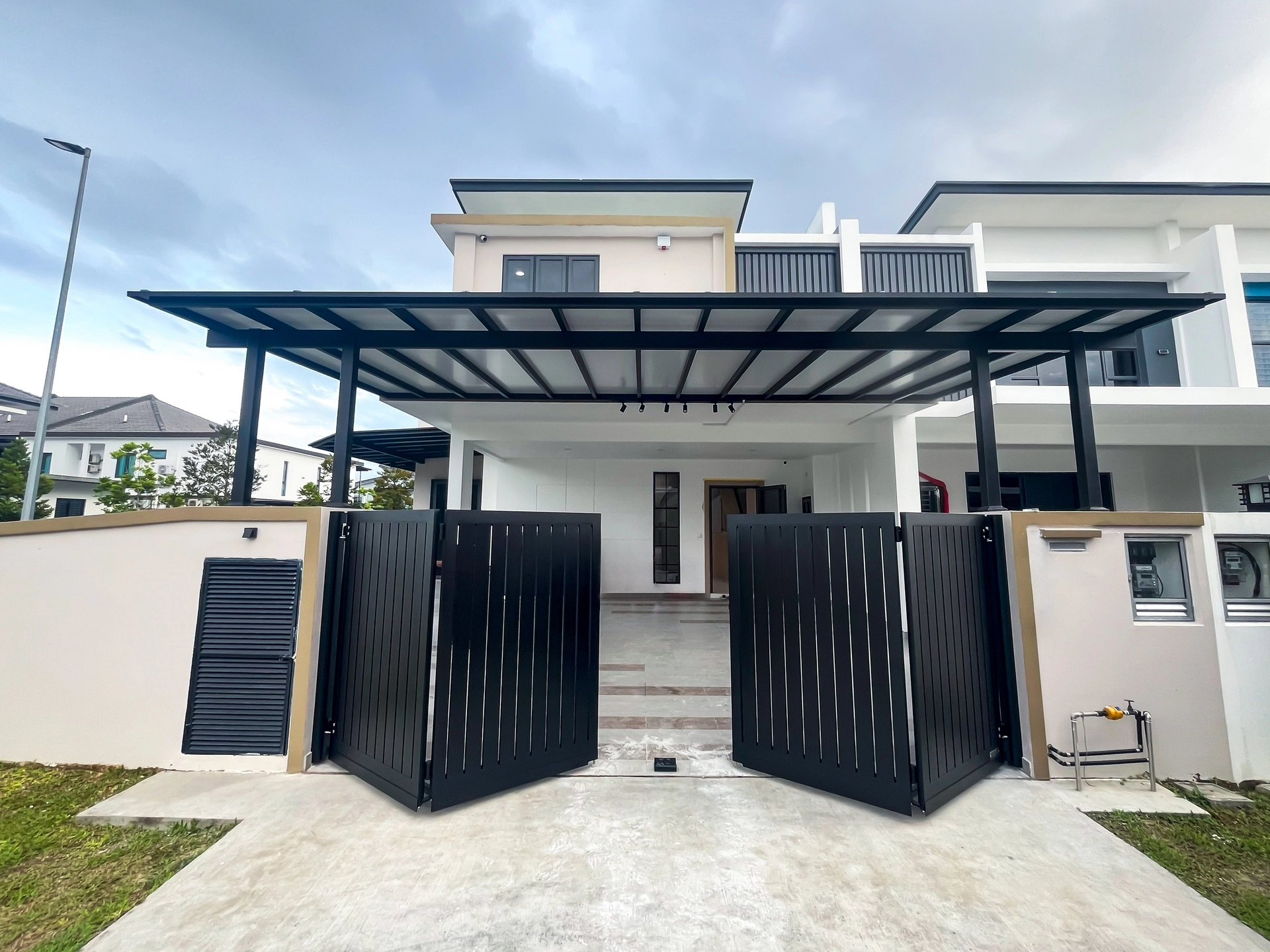 Trackless folding gate Trackless autogate Folding gate Malaysia Aluminium gate Malaysia Delux autogate Unigate Autogate Malaysia Unigate Malaysia Trackless gate Malaysia Aluminium gate supplier Malaysia Aluminium auto gate Autogate price Autogate system price Trackless autogate malaysia price Autogate malaysia price Aluminium gate suppliers contemporary 802