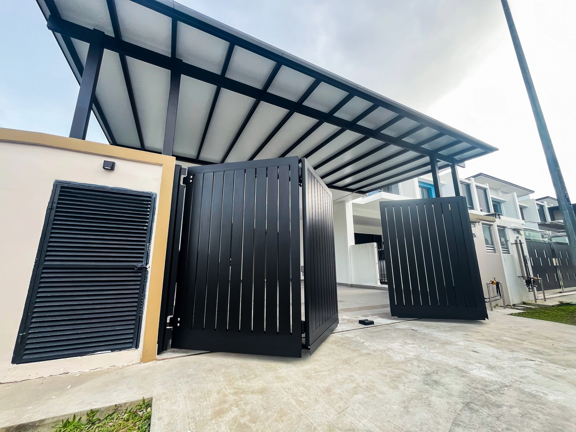 Trackless folding gate Trackless autogate Folding gate Malaysia Aluminium gate Malaysia Delux autogate Unigate Autogate Malaysia Unigate Malaysia Trackless gate Malaysia Aluminium gate supplier Malaysia Aluminium auto gate Autogate price Autogate system price Trackless autogate malaysia price Autogate malaysia price Aluminium gate suppliers contemporary 802