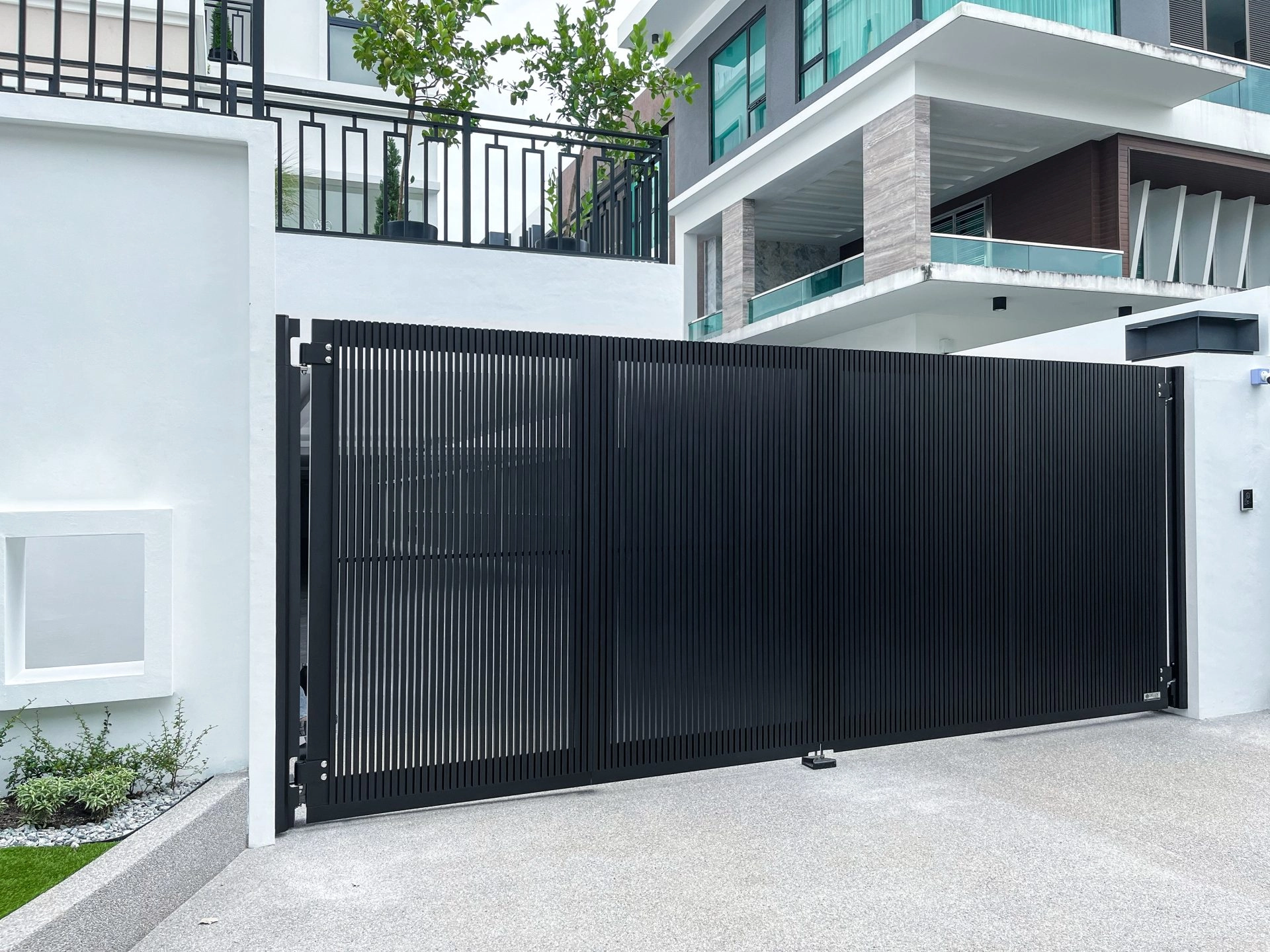 Trackless folding gate Trackless autogate Folding gate Malaysia Aluminium gate Malaysia Delux autogate Unigate Autogate Malaysia Unigate Malaysia Trackless gate Malaysia Aluminium gate supplier Malaysia Aluminium auto gate Autogate price Autogate system price Trackless autogate malaysia price Autogate malaysia price Aluminium gate suppliers x8