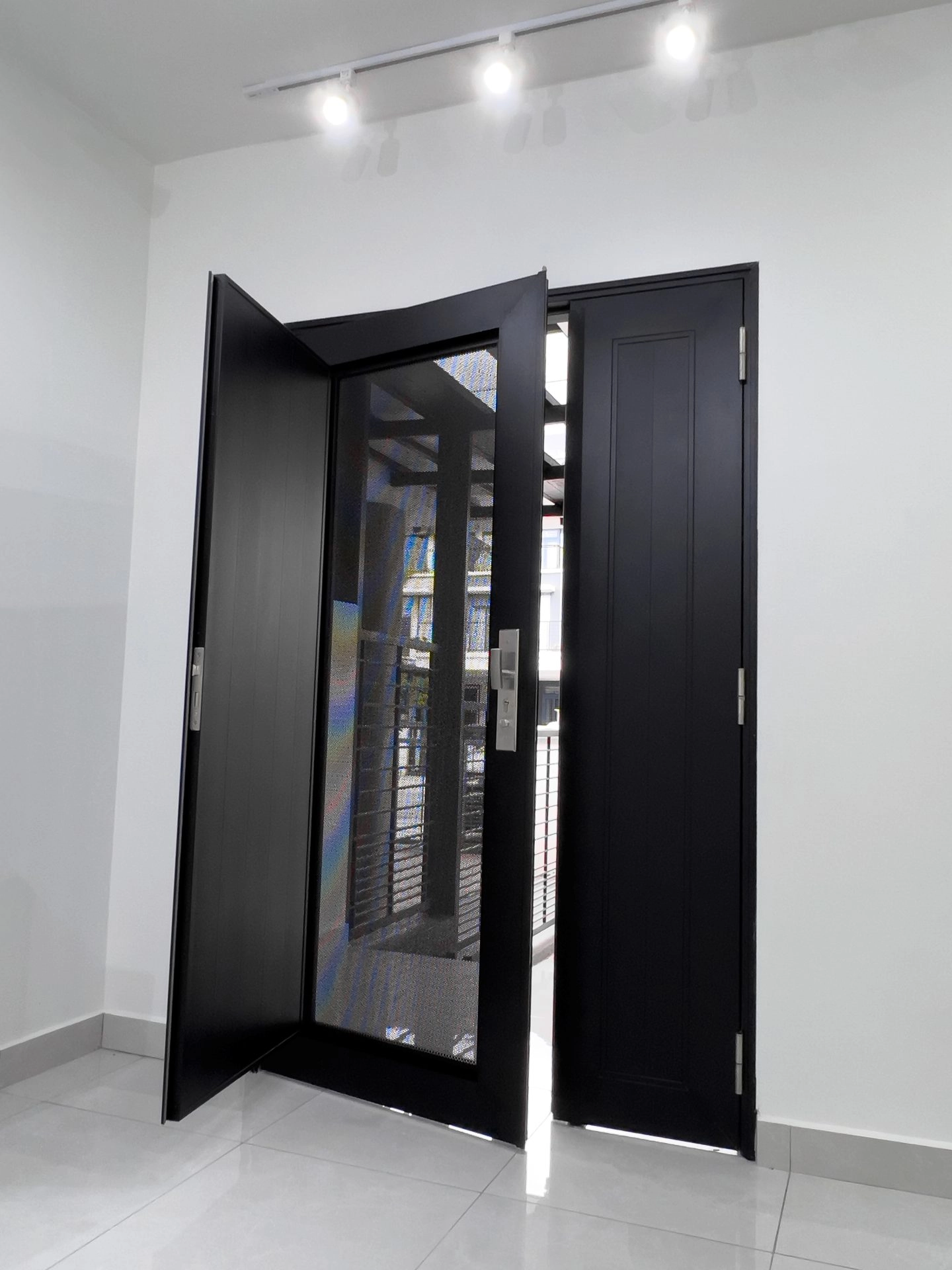 AlutechDoor One and half Door DT901