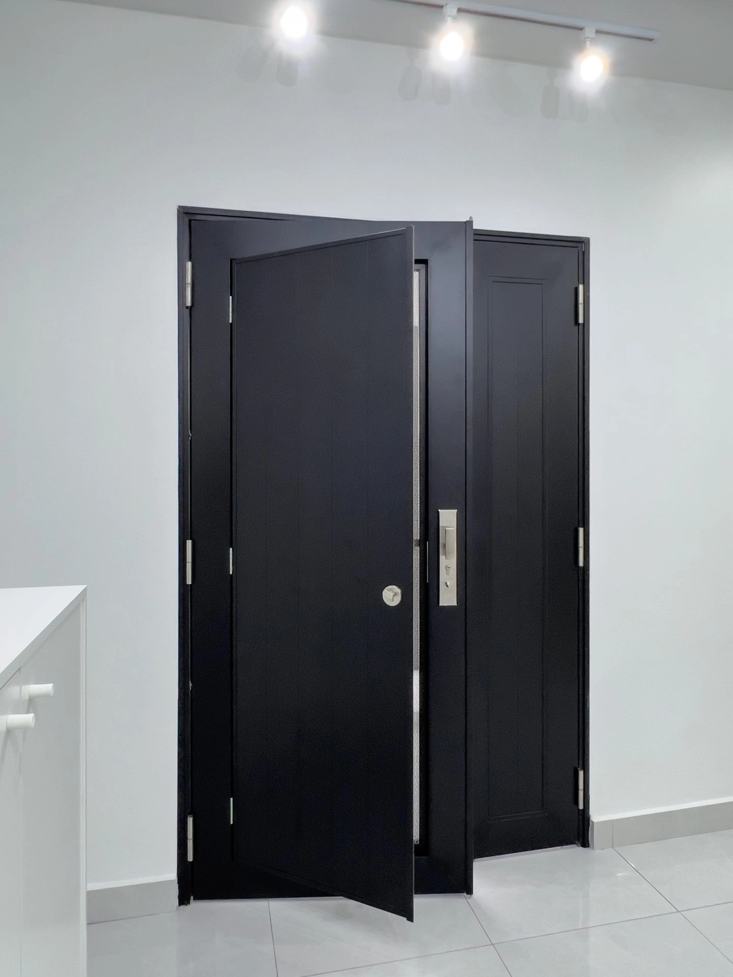 AlutechDoor One and half Door DT901