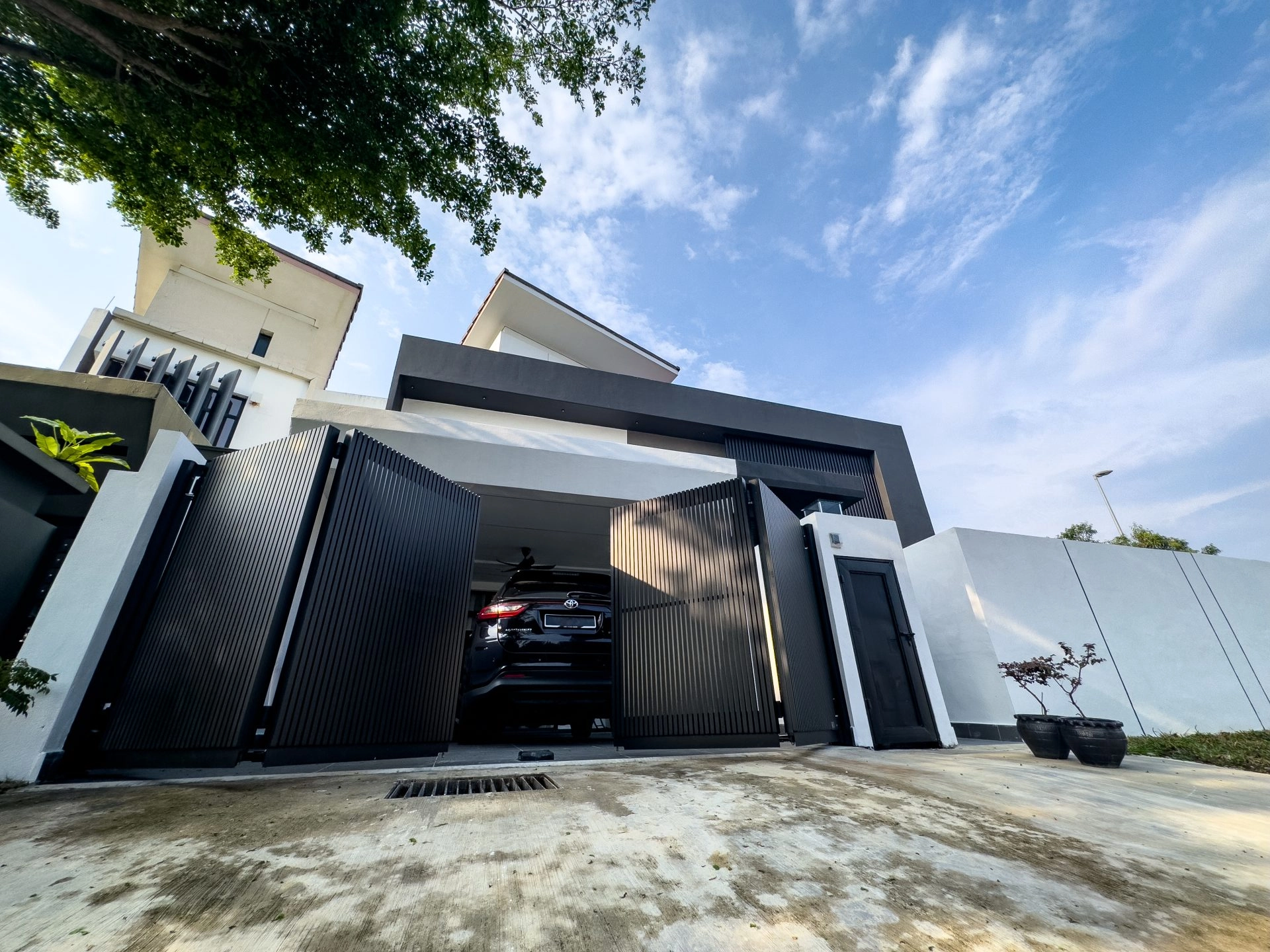 Trackless folding gate Trackless autogate Folding gate Malaysia Aluminium gate Malaysia Delux autogate Unigate Autogate Malaysia Unigate Malaysia Trackless gate Malaysia Aluminium gate supplier Malaysia Aluminium auto gate Autogate price Autogate system price Trackless autogate malaysia price Autogate malaysia price Aluminium gate suppliers x8