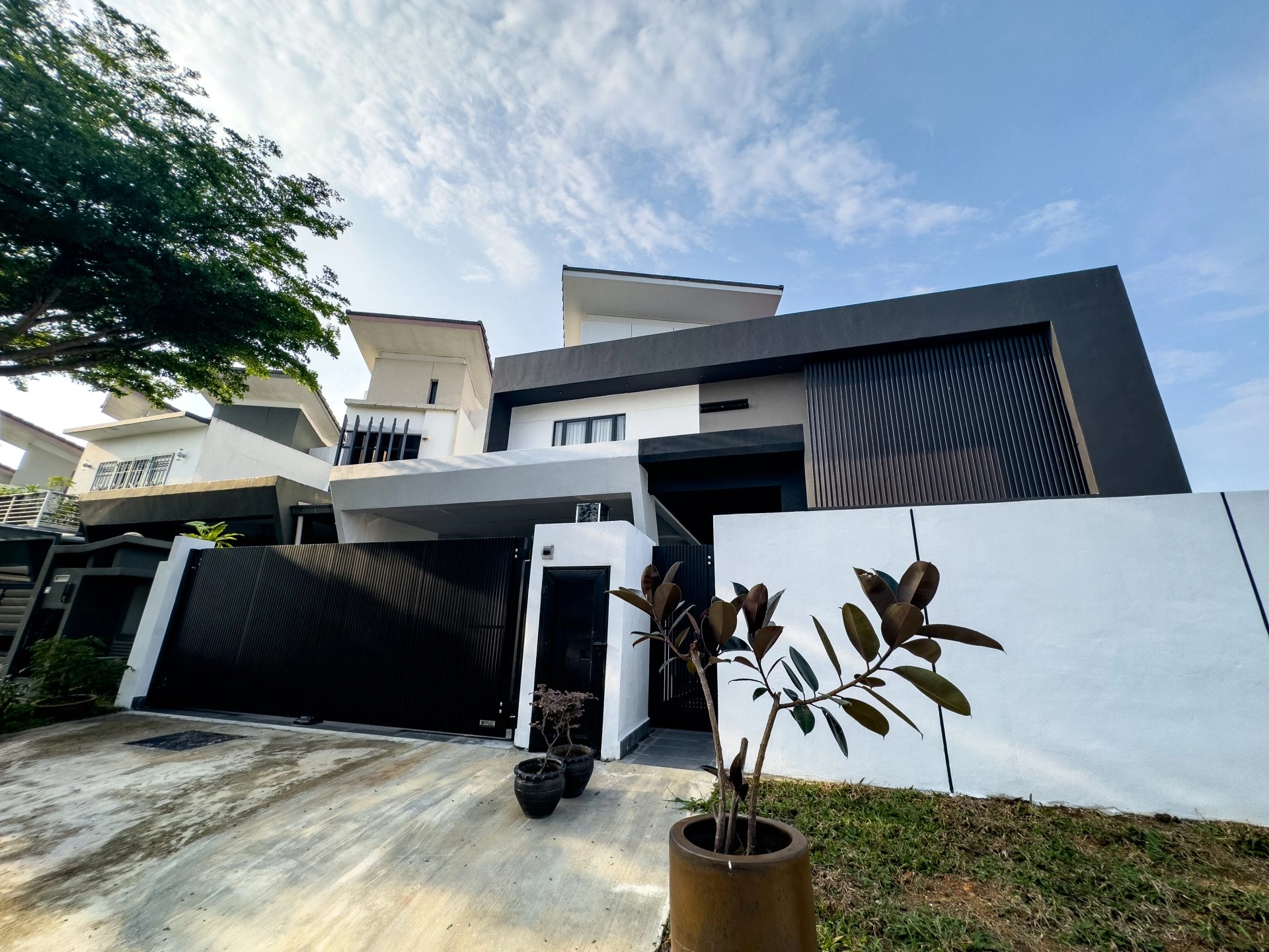 Trackless folding gate Trackless autogate Folding gate Malaysia Aluminium gate Malaysia Delux autogate Unigate Autogate Malaysia Unigate Malaysia Trackless gate Malaysia Aluminium gate supplier Malaysia Aluminium auto gate Autogate price Autogate system price Trackless autogate malaysia price Autogate malaysia price Aluminium gate suppliers x8