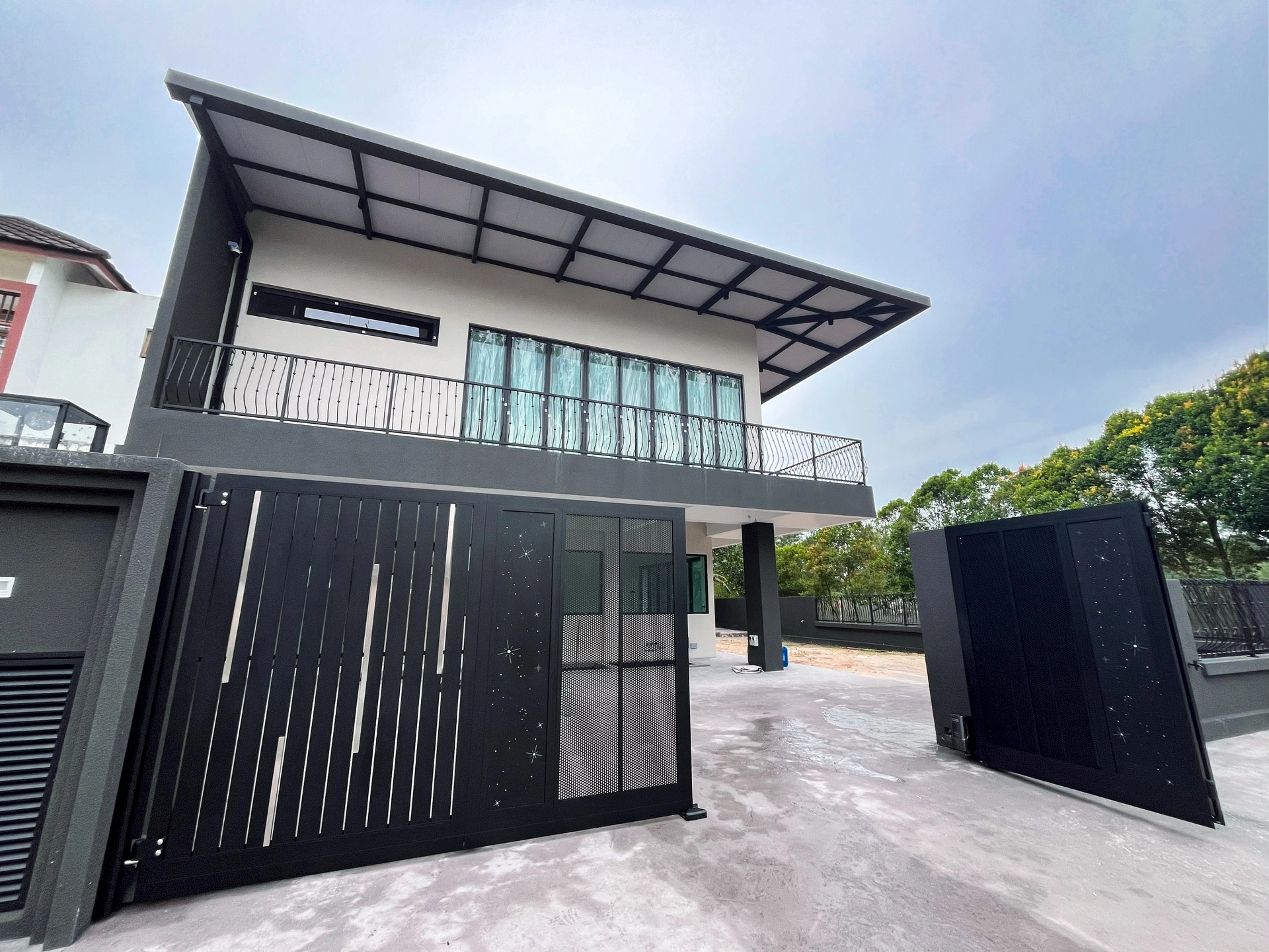 Trackless folding gate Trackless autogate Folding gate Malaysia Aluminium gate Malaysia Delux autogate Unigate Autogate Malaysia Unigate Malaysia Trackless gate Malaysia Aluminium gate supplier Malaysia Aluminium auto gate Autogate price Autogate system price Trackless autogate malaysia price Autogate malaysia price Aluminium gate suppliers starry