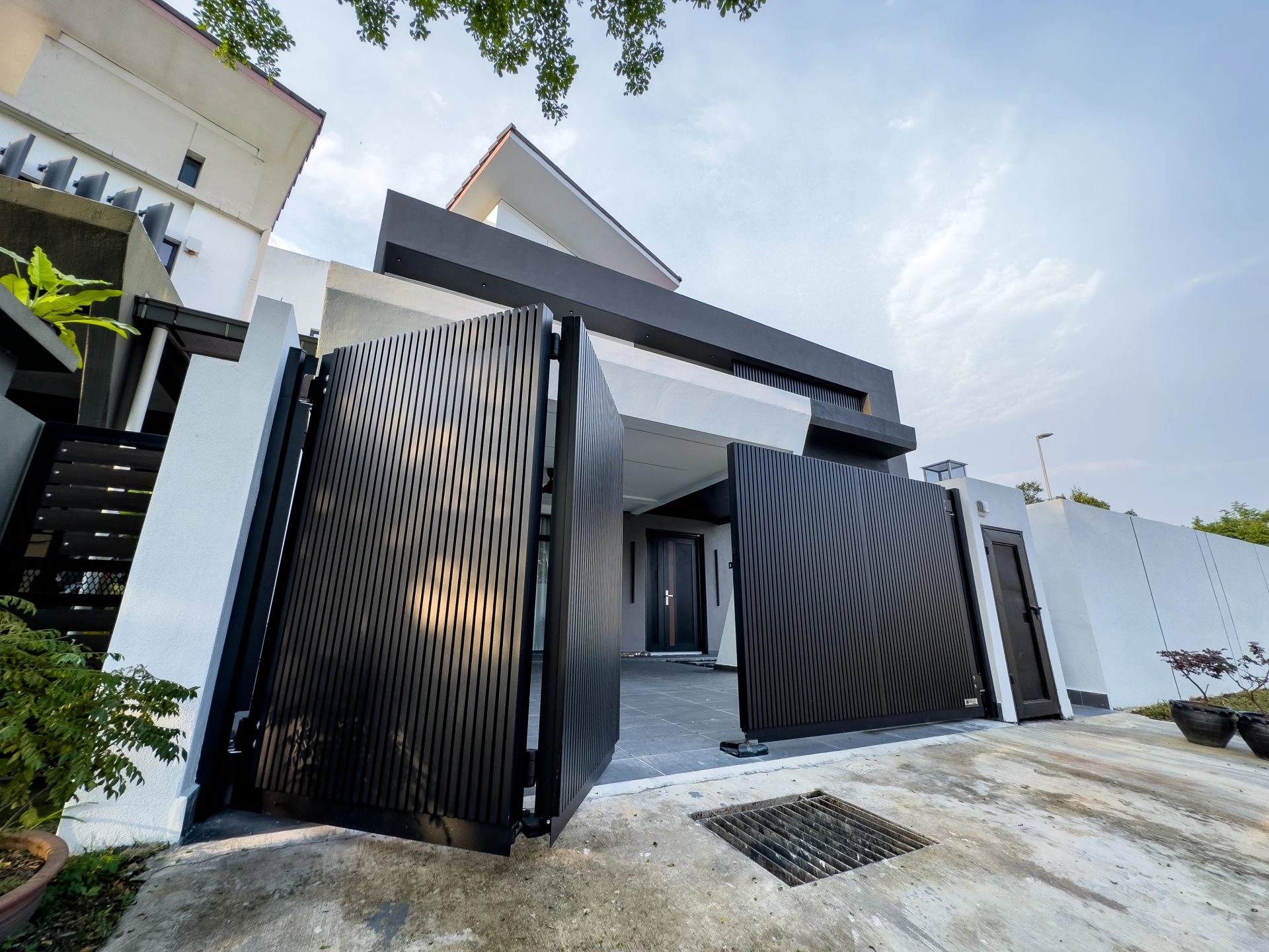 Trackless folding gate Trackless autogate Folding gate Malaysia Aluminium gate Malaysia Delux autogate Unigate Autogate Malaysia Unigate Malaysia Trackless gate Malaysia Aluminium gate supplier Malaysia Aluminium auto gate Autogate price Autogate system price Trackless autogate malaysia price Autogate malaysia price Aluminium gate suppliers x8