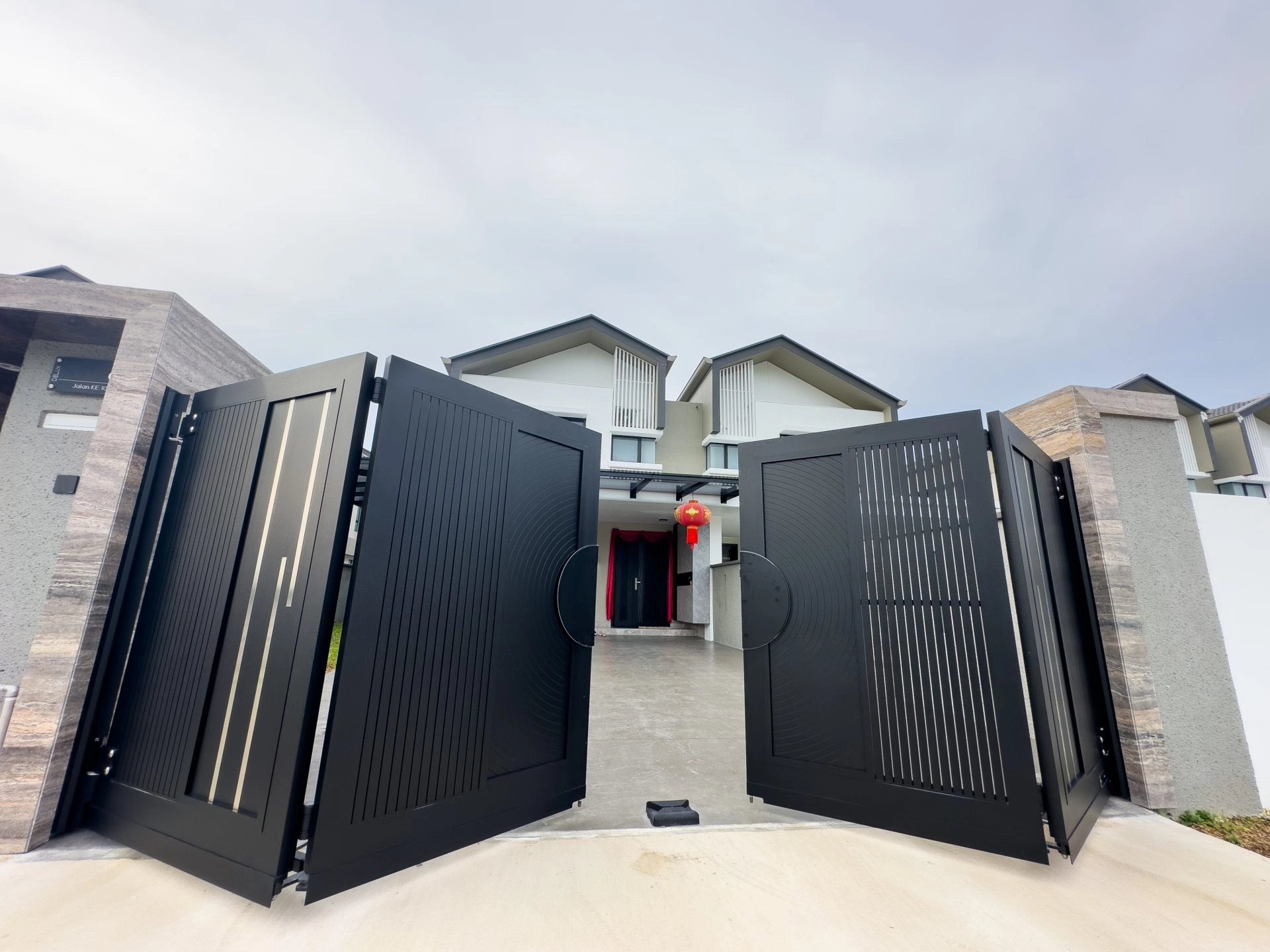 Trackless folding gate Trackless autogate Folding gate Malaysia Aluminium gate Malaysia Delux autogate Unigate Autogate Malaysia Unigate Malaysia Trackless gate Malaysia Aluminium gate supplier Malaysia Aluminium auto gate Autogate price Autogate system price Trackless autogate malaysia price Autogate malaysia price Aluminium gate suppliers Grono