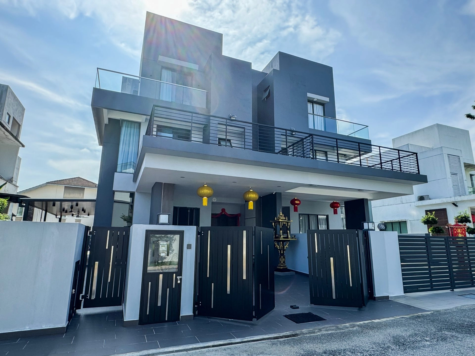 Trackless folding gate Trackless autogate Folding gate Malaysia Aluminium gate Malaysia Delux autogate Unigate Autogate Malaysia Unigate Malaysia Trackless gate Malaysia Aluminium gate supplier Malaysia Aluminium auto gate Autogate price Autogate system price Trackless autogate malaysia price Autogate malaysia price Aluminium gate suppliers x-line 1