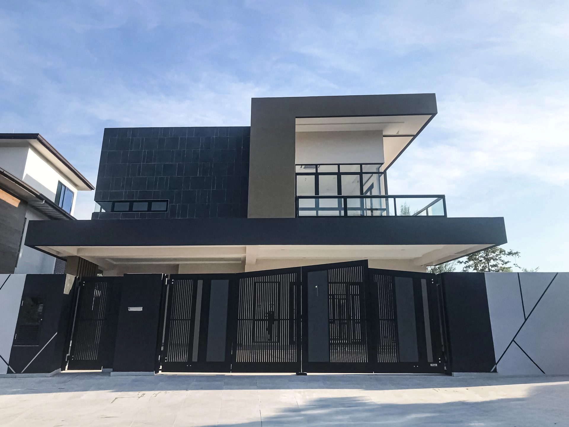 Trackless folding gate Trackless autogate Folding gate Malaysia Aluminium gate Malaysia Delux autogate Unigate Autogate Malaysia Unigate Malaysia Trackless gate Malaysia Aluminium gate supplier Malaysia Aluminium auto gate Autogate price Autogate system price Trackless autogate malaysia price Autogate malaysia price Aluminium gate suppliers Sharperr 1