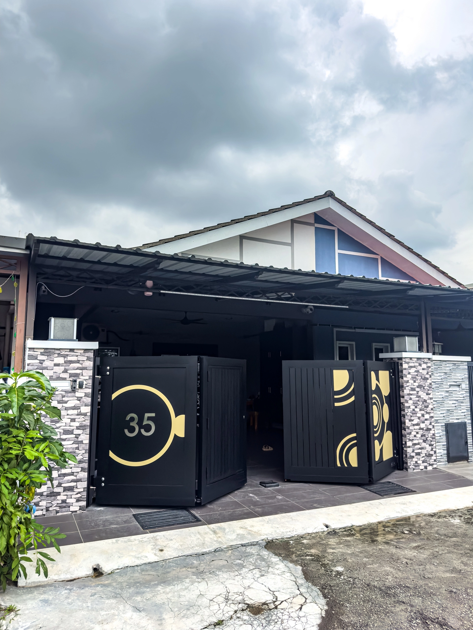 Trackless folding gate Trackless autogate Folding gate Malaysia Aluminium gate Malaysia Delux autogate Unigate Autogate Malaysia Unigate Malaysia Trackless gate Malaysia Aluminium gate supplier Malaysia Aluminium auto gate Autogate price Autogate system price Trackless autogate malaysia price Autogate malaysia price Aluminium gate suppliers metal 2