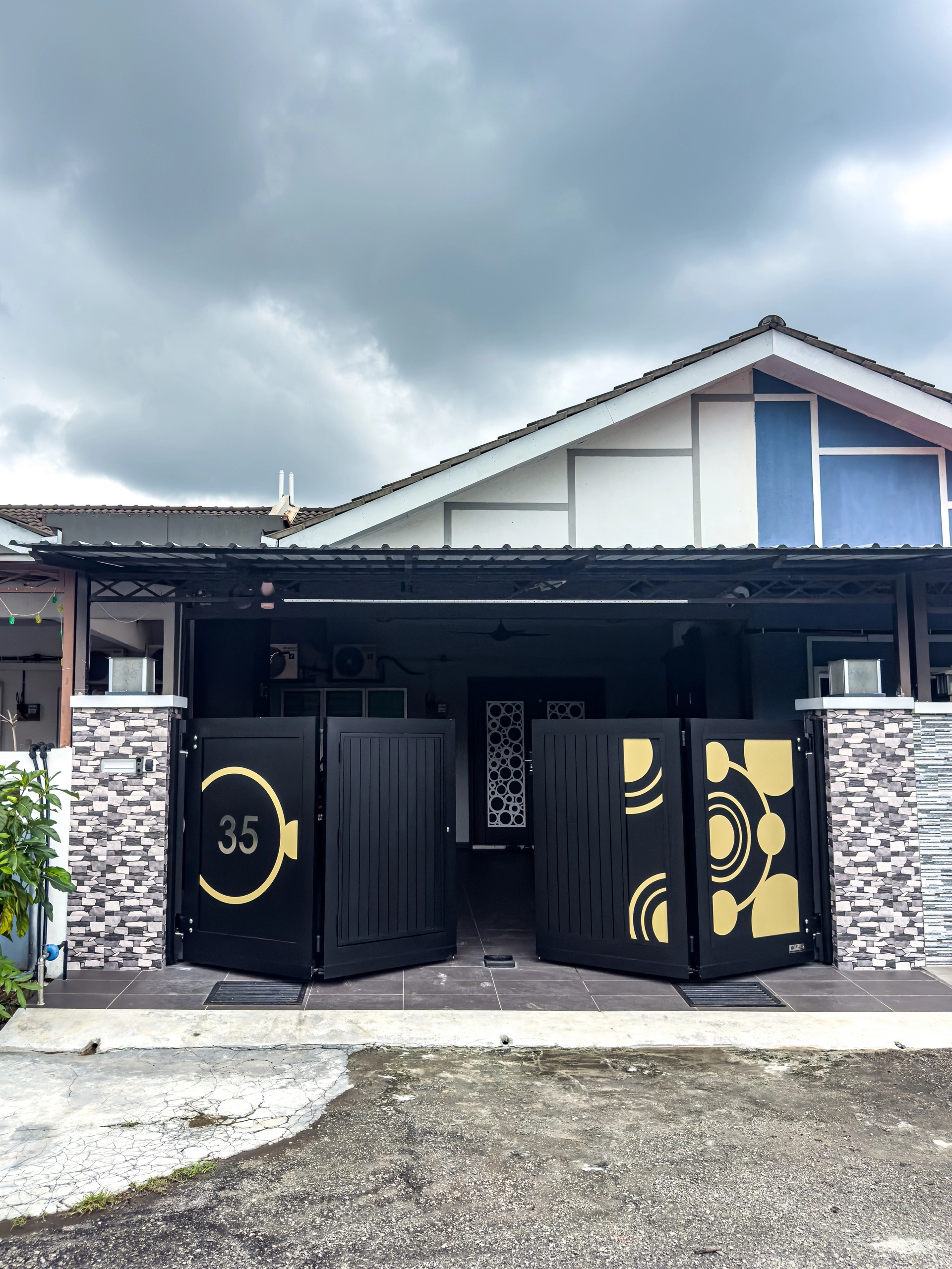 Trackless folding gate Trackless autogate Folding gate Malaysia Aluminium gate Malaysia Delux autogate Unigate Autogate Malaysia Unigate Malaysia Trackless gate Malaysia Aluminium gate supplier Malaysia Aluminium auto gate Autogate price Autogate system price Trackless autogate malaysia price Autogate malaysia price Aluminium gate suppliers metal 2