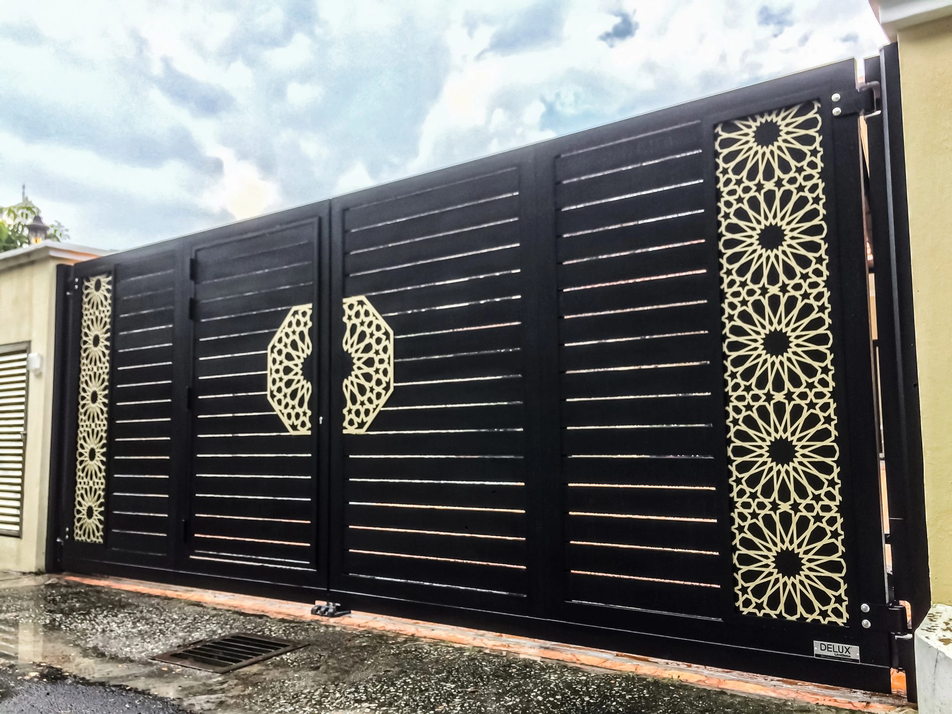 Trackless folding gate Trackless autogate Folding gate Malaysia Aluminium gate Malaysia Delux autogate Unigate Autogate Malaysia Unigate Malaysia Trackless gate Malaysia Aluminium gate supplier Malaysia Aluminium auto gate Autogate price Autogate system price Trackless autogate malaysia price Autogate malaysia price Aluminium gate suppliers mj106