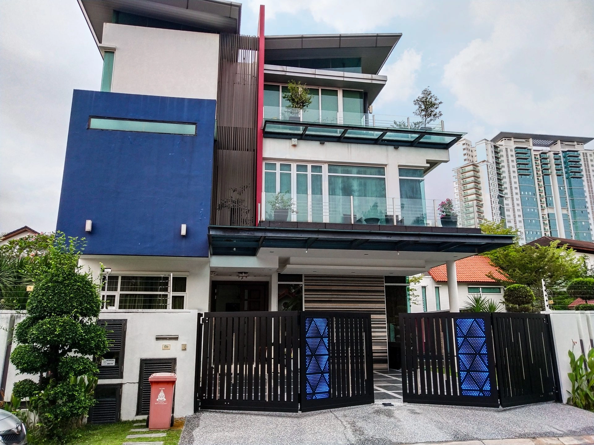 Trackless folding gate Trackless autogate Folding gate Malaysia Aluminium gate Malaysia Delux autogate Unigate Autogate Malaysia Unigate Malaysia Trackless gate Malaysia Aluminium gate supplier Malaysia Aluminium auto gate Autogate price Autogate system price Trackless autogate malaysia price Autogate malaysia price Aluminium gate suppliers Tricity