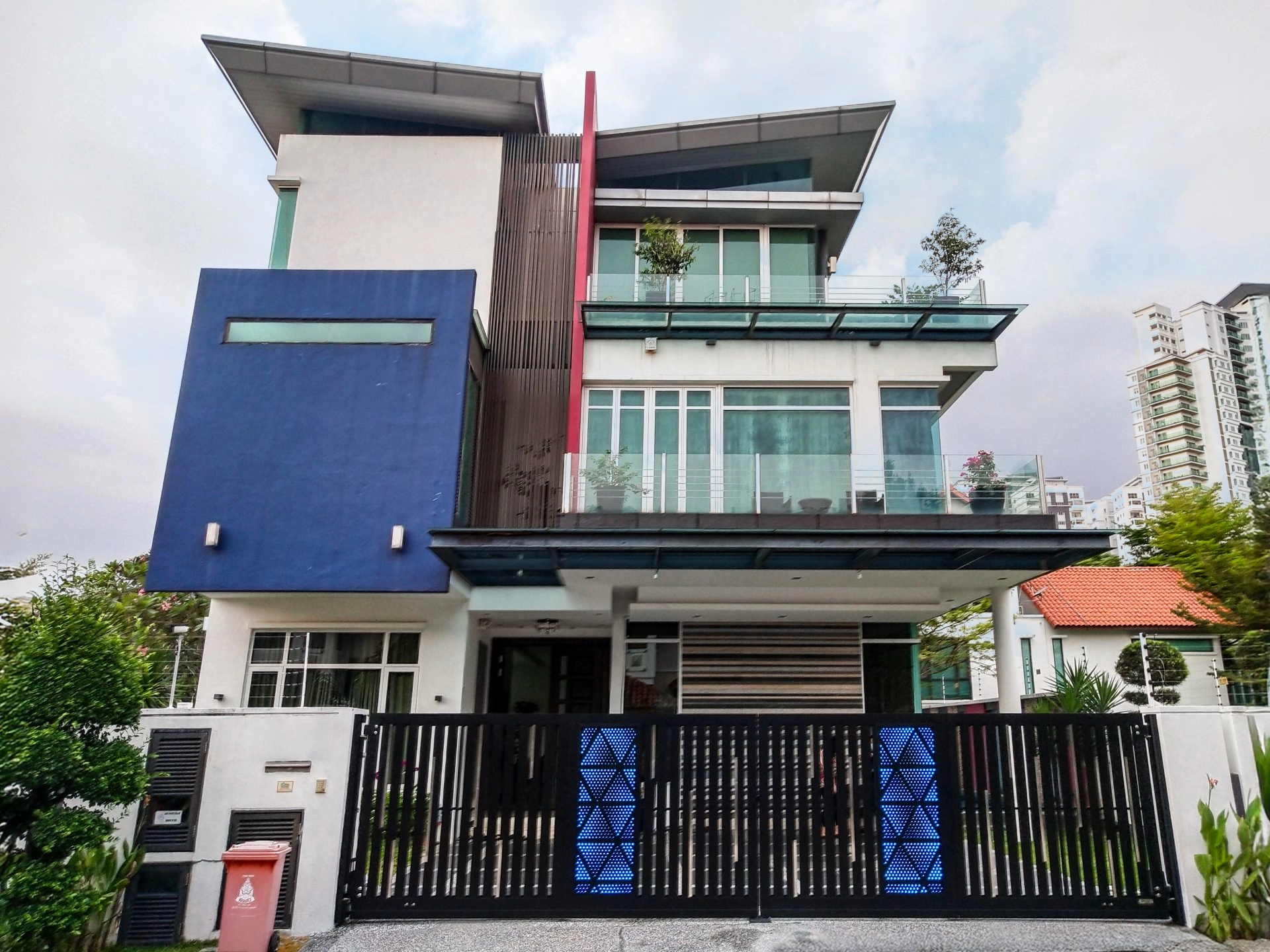 Trackless folding gate Trackless autogate Folding gate Malaysia Aluminium gate Malaysia Delux autogate Unigate Autogate Malaysia Unigate Malaysia Trackless gate Malaysia Aluminium gate supplier Malaysia Aluminium auto gate Autogate price Autogate system price Trackless autogate malaysia price Autogate malaysia price Aluminium gate suppliers Tricity