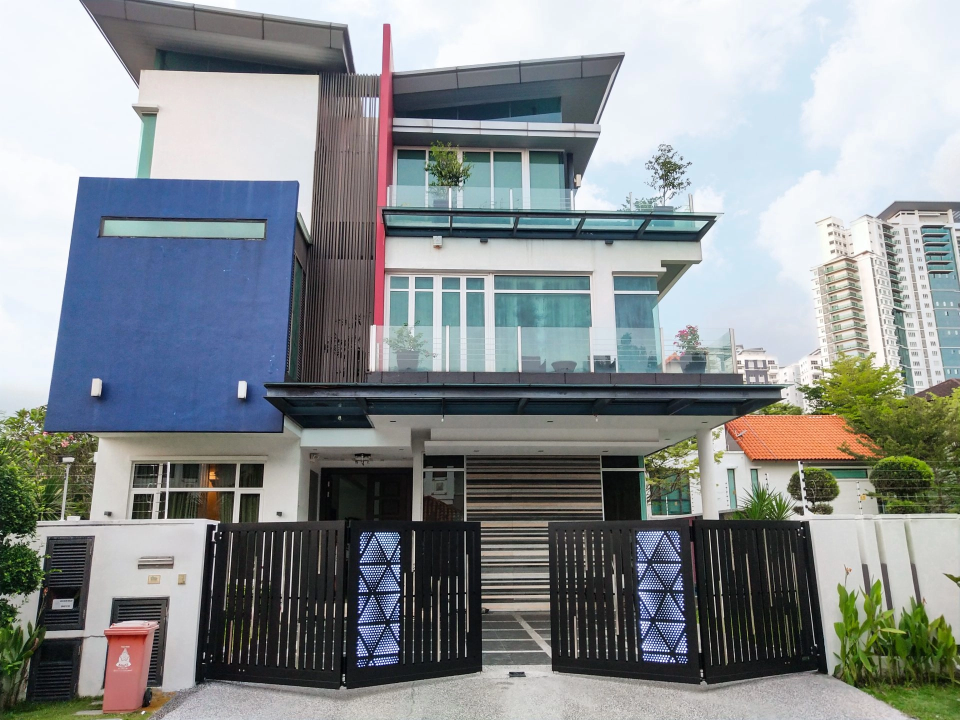 Trackless folding gate Trackless autogate Folding gate Malaysia Aluminium gate Malaysia Delux autogate Unigate Autogate Malaysia Unigate Malaysia Trackless gate Malaysia Aluminium gate supplier Malaysia Aluminium auto gate Autogate price Autogate system price Trackless autogate malaysia price Autogate malaysia price Aluminium gate suppliers Tricity