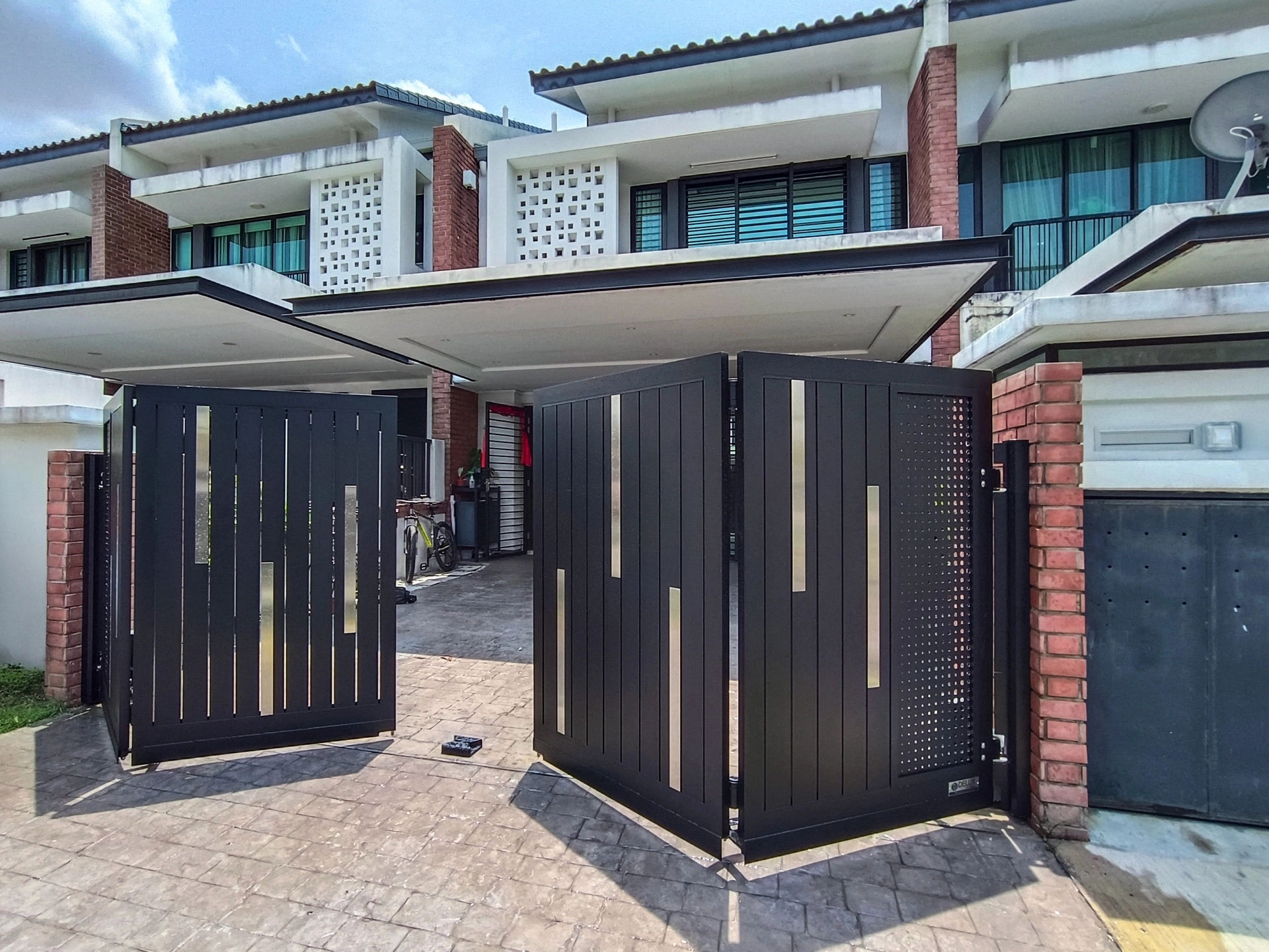 Trackless folding gate Trackless autogate Folding gate Malaysia Aluminium gate Malaysia Delux autogate Unigate Autogate Malaysia Unigate Malaysia Trackless gate Malaysia Aluminium gate supplier Malaysia Aluminium auto gate Autogate price Autogate system price Trackless autogate malaysia price Autogate malaysia price Aluminium gate suppliers classline 501