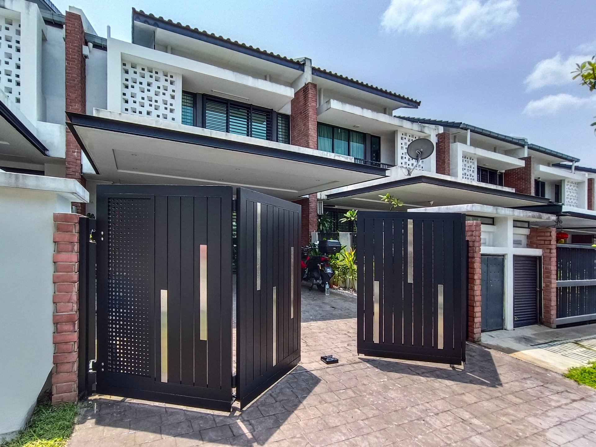 Trackless folding gate Trackless autogate Folding gate Malaysia Aluminium gate Malaysia Delux autogate Unigate Autogate Malaysia Unigate Malaysia Trackless gate Malaysia Aluminium gate supplier Malaysia Aluminium auto gate Autogate price Autogate system price Trackless autogate malaysia price Autogate malaysia price Aluminium gate suppliers classline 501