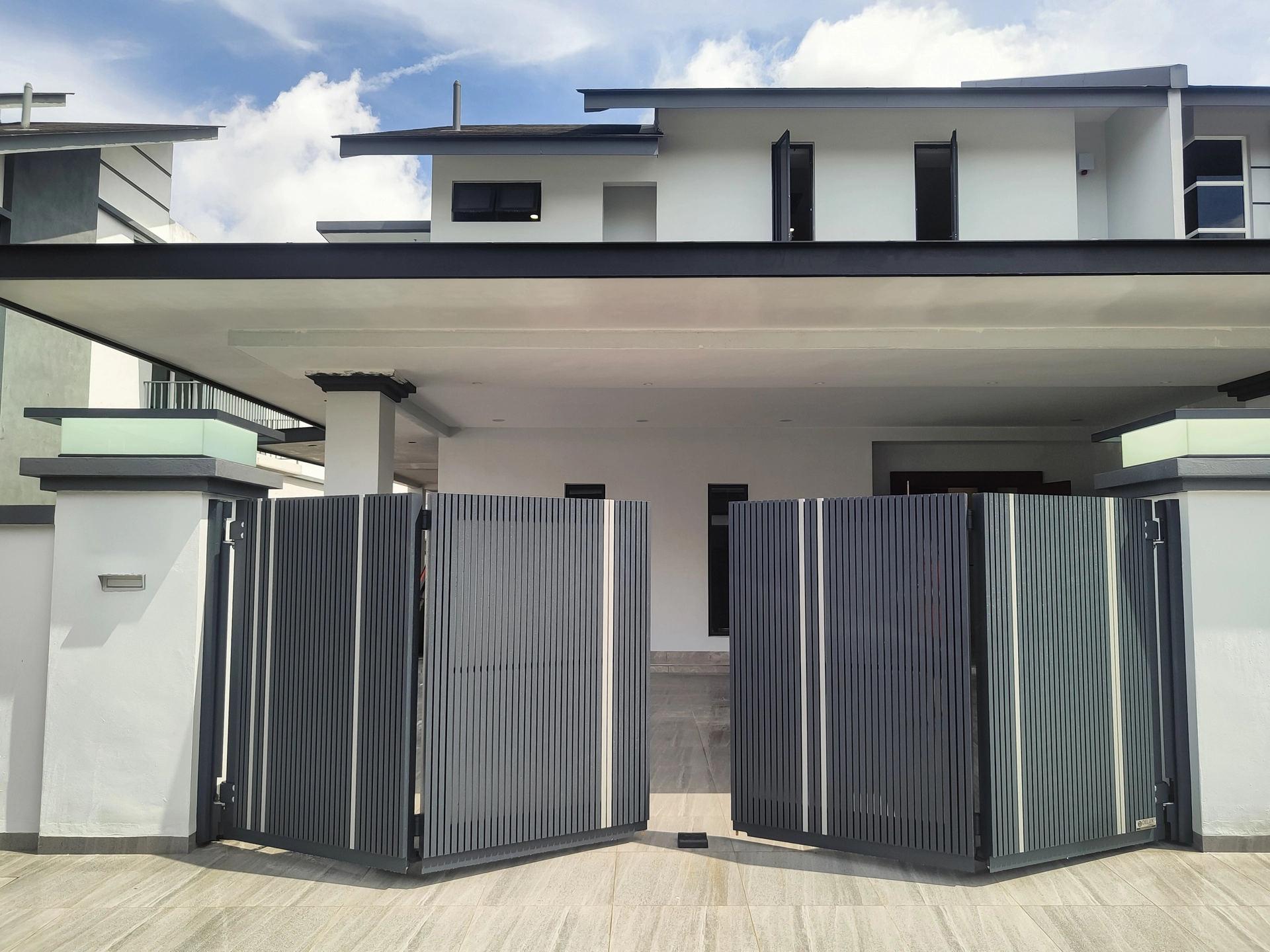 Trackless folding gate Trackless autogate Folding gate Malaysia Aluminium gate Malaysia Delux autogate Unigate Autogate Malaysia Unigate Malaysia Trackless gate Malaysia Aluminium gate supplier Malaysia Aluminium auto gate Autogate price Autogate system price Trackless autogate malaysia price Autogate malaysia price Aluminium gate suppliers xe1