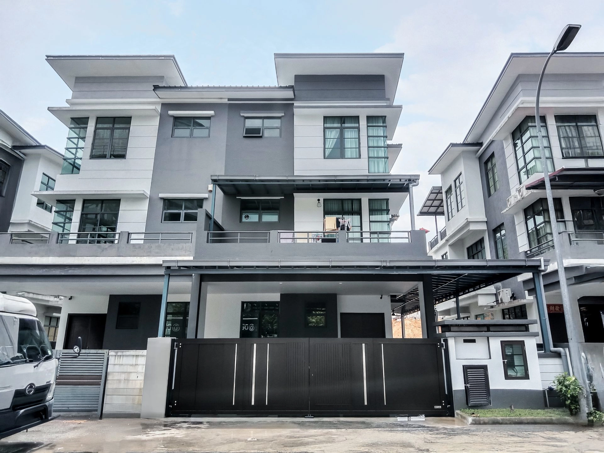 Trackless folding gate Trackless autogate Folding gate Malaysia Aluminium gate Malaysia Delux autogate Unigate Autogate Malaysia Unigate Malaysia Trackless gate Malaysia Aluminium gate supplier Malaysia Aluminium auto gate Autogate price Autogate system price Trackless autogate malaysia price Autogate malaysia price Aluminium gate suppliers lumina 1