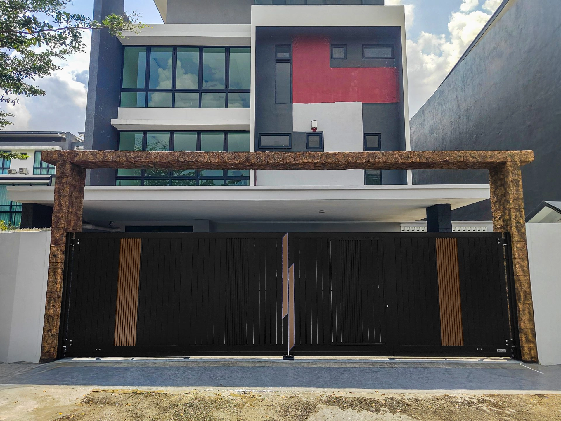 Trackless folding gate Trackless autogate Folding gate Malaysia Aluminium gate Malaysia Delux autogate Unigate Autogate Malaysia Unigate Malaysia Trackless gate Malaysia Aluminium gate supplier Malaysia Aluminium auto gate Autogate price Autogate system price Trackless autogate malaysia price Autogate malaysia price Aluminium gate suppliers lustre 1