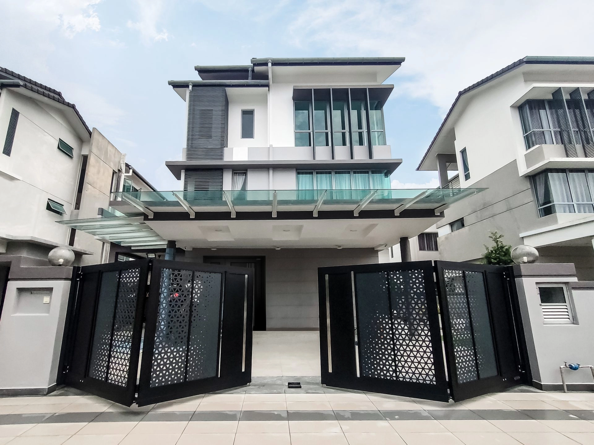 Trackless folding gate Trackless autogate Folding gate Malaysia Aluminium gate Malaysia Delux autogate Unigate Autogate Malaysia Unigate Malaysia Trackless gate Malaysia Aluminium gate supplier Malaysia Aluminium auto gate Autogate price Autogate system price Trackless autogate malaysia price Autogate malaysia price Aluminium gate suppliers Stellar 101