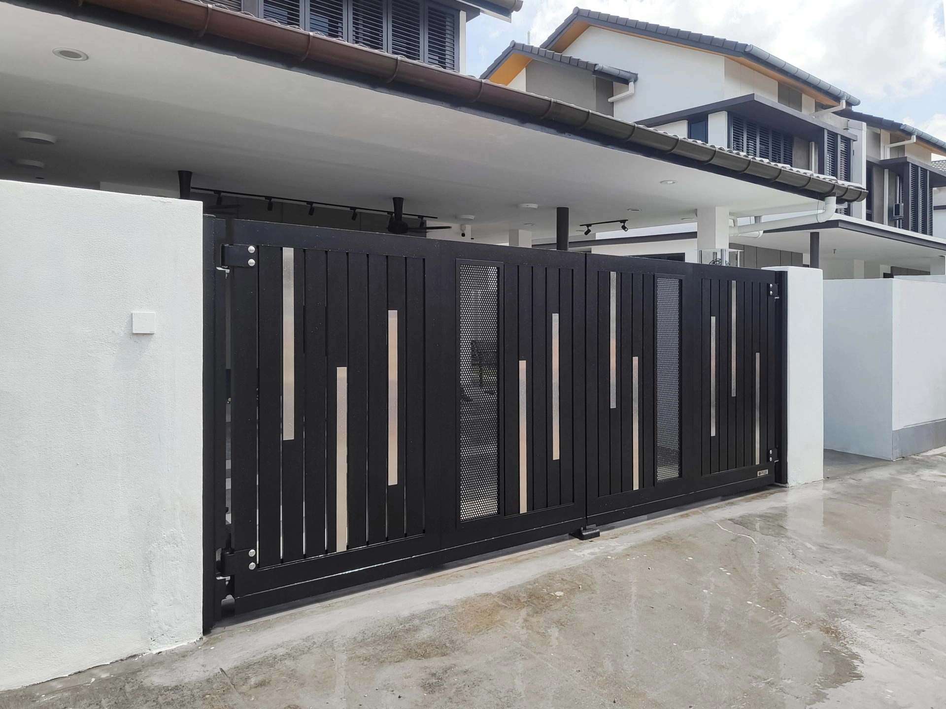 Trackless folding gate Trackless autogate Folding gate Malaysia Aluminium gate Malaysia Delux autogate Unigate Autogate Malaysia Unigate Malaysia Trackless gate Malaysia Aluminium gate supplier Malaysia Aluminium auto gate Autogate price Autogate system price Trackless autogate malaysia price Autogate malaysia price Aluminium gate suppliers classline 302