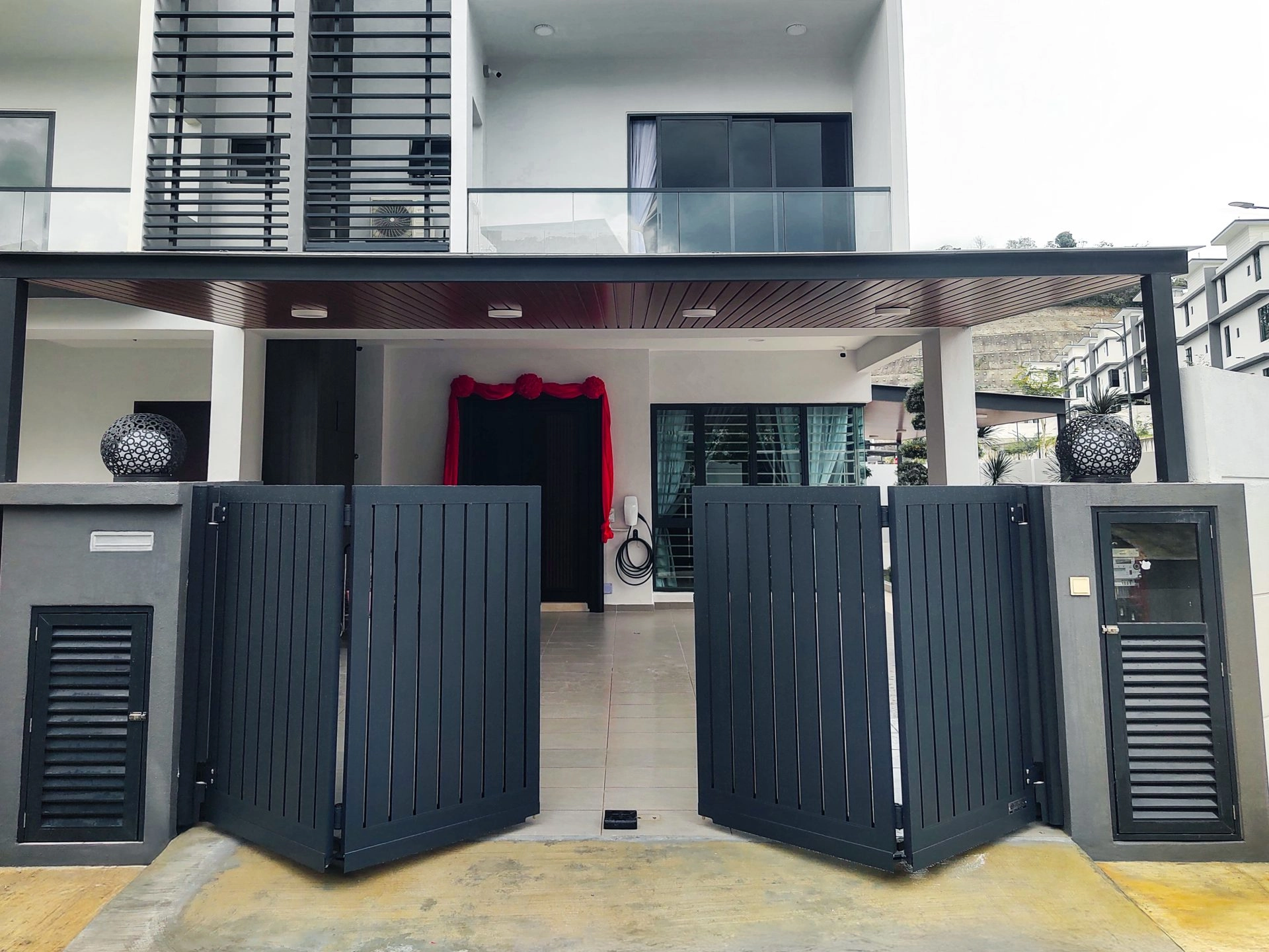 Trackless folding gate Trackless autogate Folding gate Malaysia Aluminium gate Malaysia Delux autogate Unigate Autogate Malaysia Unigate Malaysia Trackless gate Malaysia Aluminium gate supplier Malaysia Aluminium auto gate Autogate price Autogate system price Trackless autogate malaysia price Autogate malaysia price Aluminium gate suppliers contemporary 802