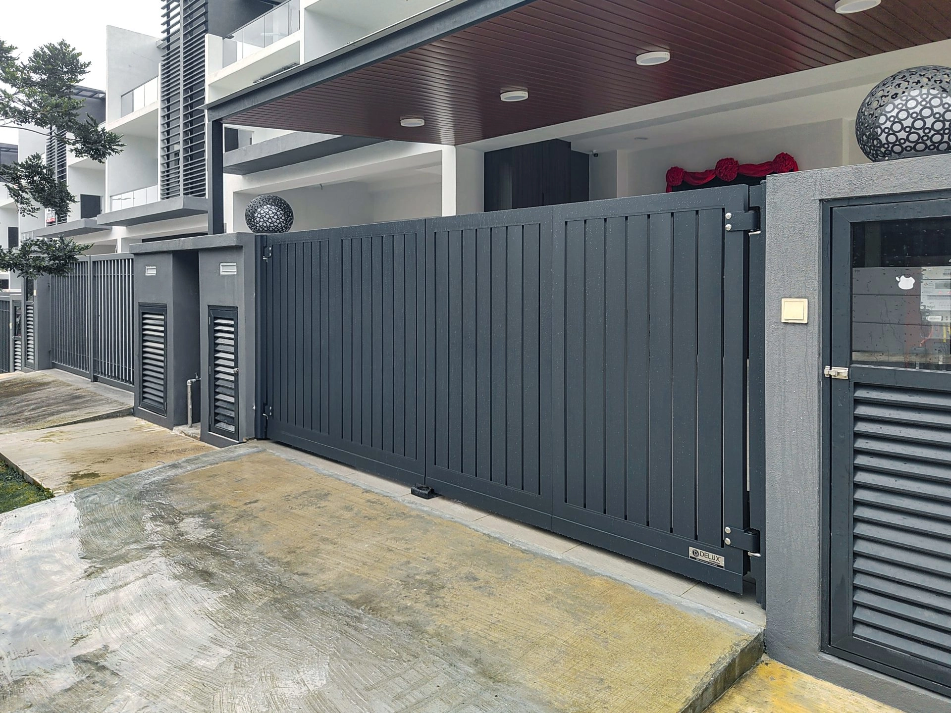 Trackless folding gate Trackless autogate Folding gate Malaysia Aluminium gate Malaysia Delux autogate Unigate Autogate Malaysia Unigate Malaysia Trackless gate Malaysia Aluminium gate supplier Malaysia Aluminium auto gate Autogate price Autogate system price Trackless autogate malaysia price Autogate malaysia price Aluminium gate suppliers contemporary 802