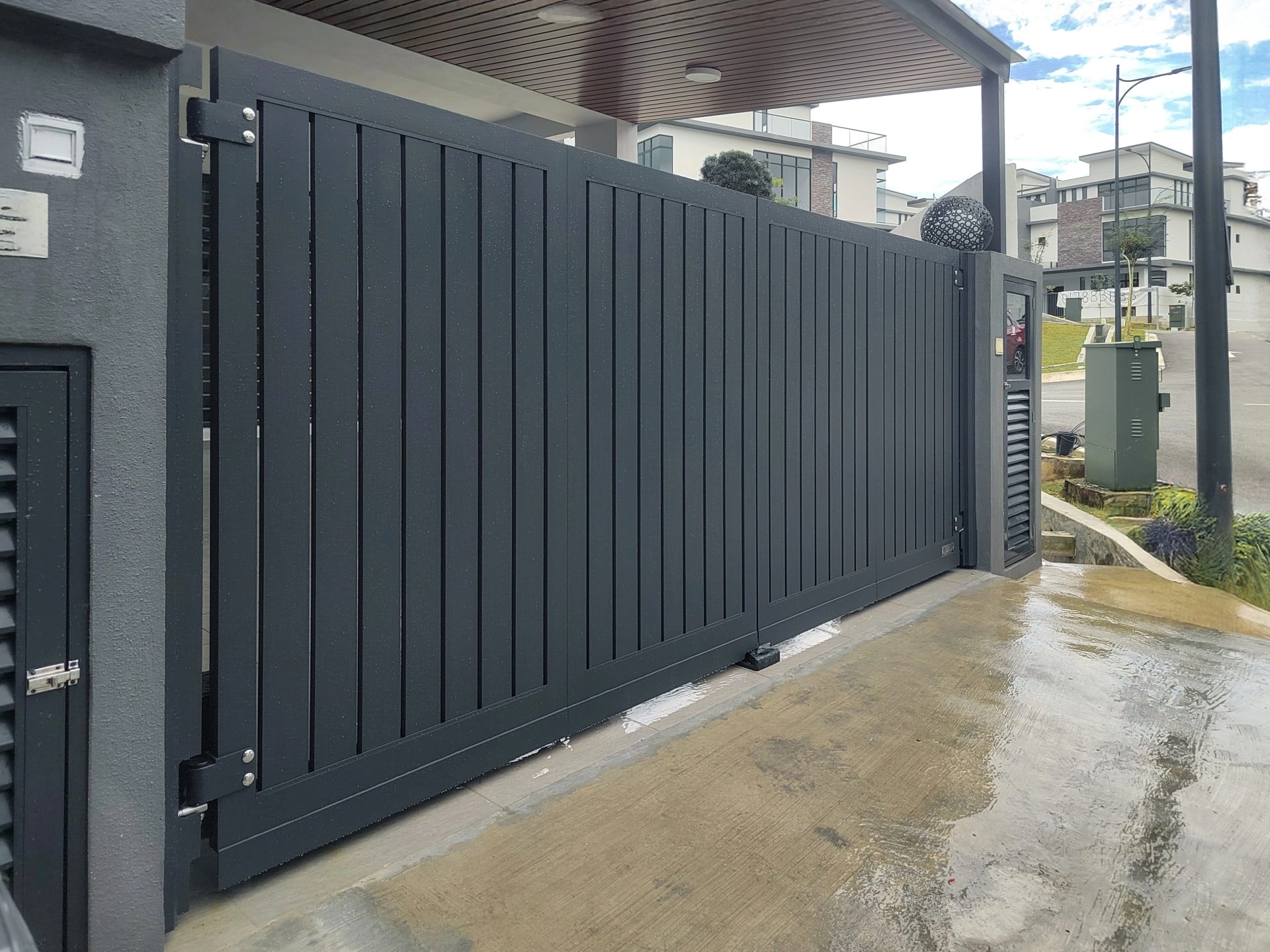 Trackless folding gate Trackless autogate Folding gate Malaysia Aluminium gate Malaysia Delux autogate Unigate Autogate Malaysia Unigate Malaysia Trackless gate Malaysia Aluminium gate supplier Malaysia Aluminium auto gate Autogate price Autogate system price Trackless autogate malaysia price Autogate malaysia price Aluminium gate suppliers contemporary 802