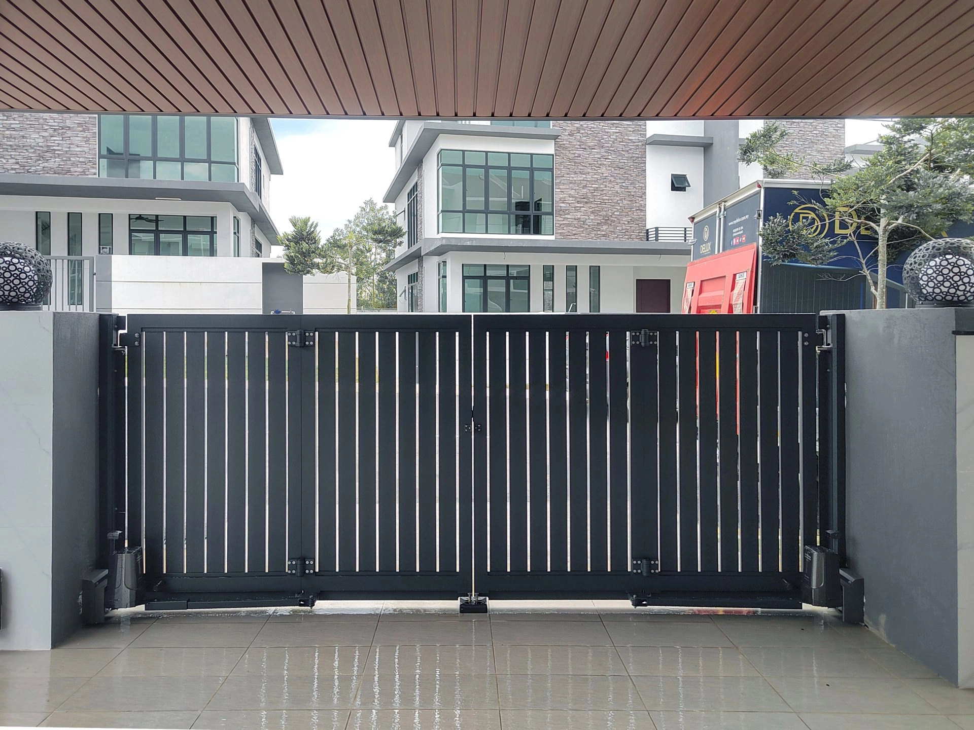 Trackless folding gate Trackless autogate Folding gate Malaysia Aluminium gate Malaysia Delux autogate Unigate Autogate Malaysia Unigate Malaysia Trackless gate Malaysia Aluminium gate supplier Malaysia Aluminium auto gate Autogate price Autogate system price Trackless autogate malaysia price Autogate malaysia price Aluminium gate suppliers contemporary 802