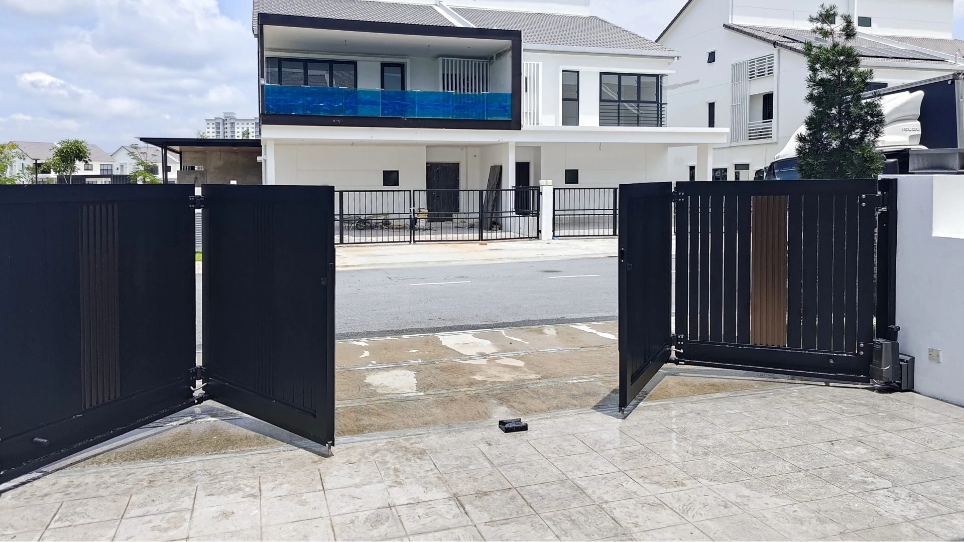 Trackless folding gate Trackless autogate Folding gate Malaysia Aluminium gate Malaysia Delux autogate Unigate Autogate Malaysia Unigate Malaysia Trackless gate Malaysia Aluminium gate supplier Malaysia Aluminium auto gate Autogate price Autogate system price Trackless autogate malaysia price Autogate malaysia price Aluminium gate suppliers lustre 1