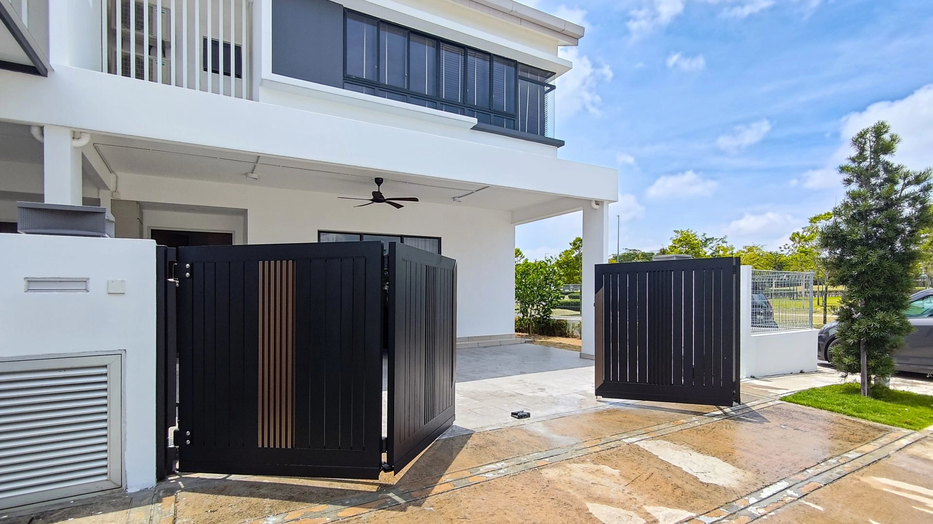 Trackless folding gate Trackless autogate Folding gate Malaysia Aluminium gate Malaysia Delux autogate Unigate Autogate Malaysia Unigate Malaysia Trackless gate Malaysia Aluminium gate supplier Malaysia Aluminium auto gate Autogate price Autogate system price Trackless autogate malaysia price Autogate malaysia price Aluminium gate suppliers lustre 1