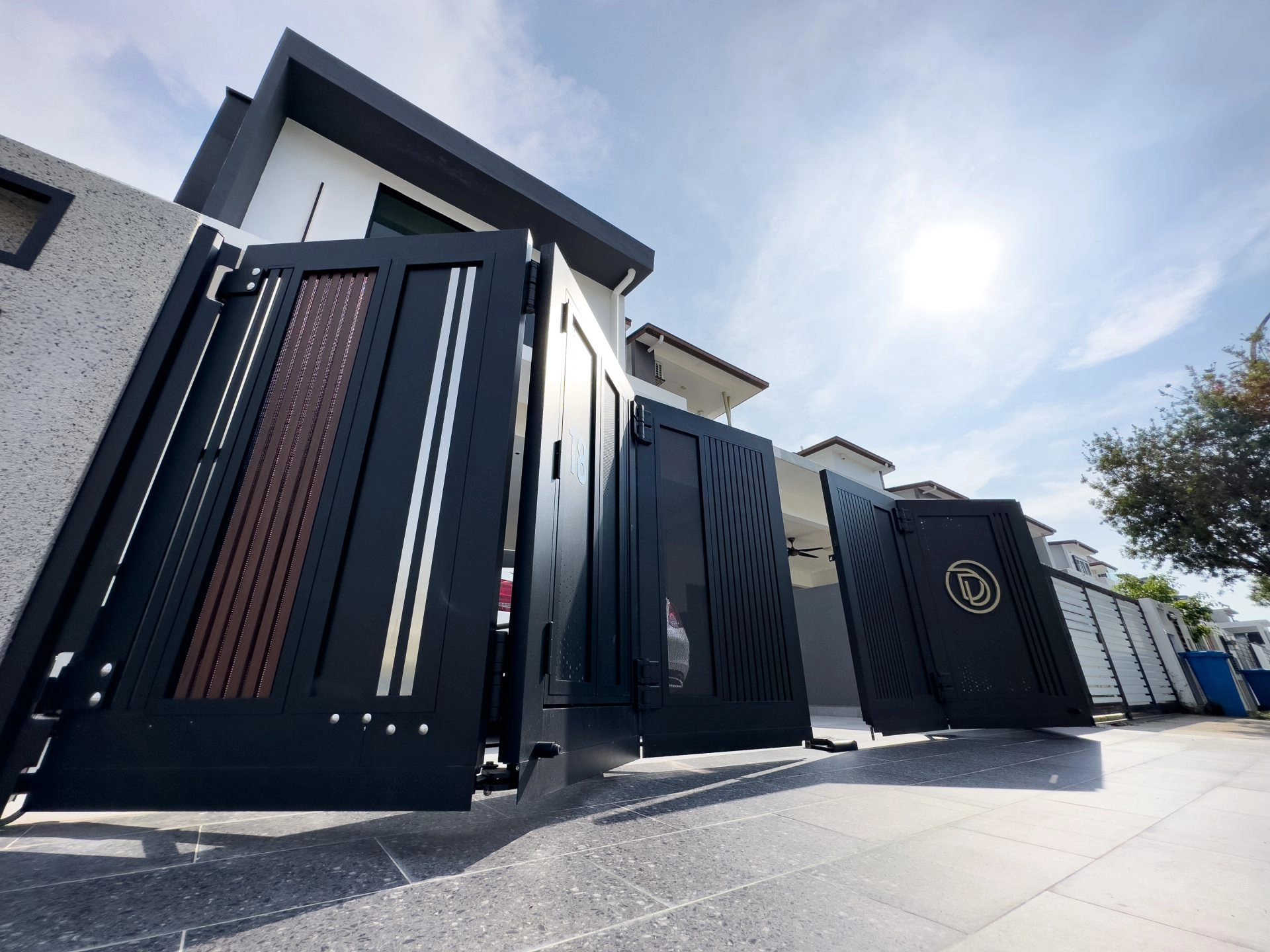 Trackless folding gate Trackless autogate Folding gate Malaysia Aluminium gate Malaysia Delux autogate Unigate Autogate Malaysia Unigate Malaysia Trackless gate Malaysia Aluminium gate supplier Malaysia Aluminium auto gate Autogate price Autogate system price Trackless autogate malaysia price Autogate malaysia price Aluminium gate suppliers volca