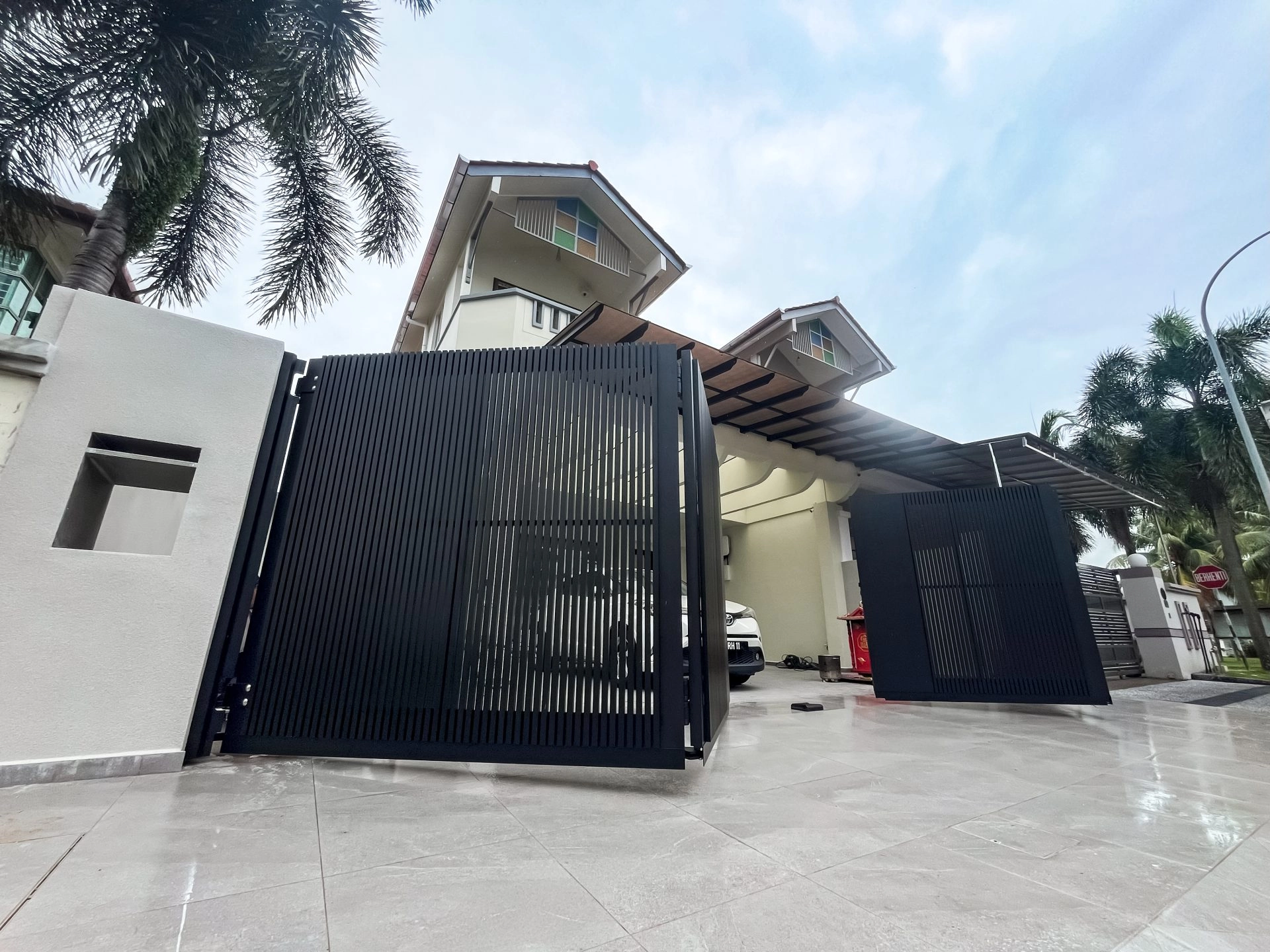 Trackless folding gate Trackless autogate Folding gate Malaysia Aluminium gate Malaysia Delux autogate Unigate Autogate Malaysia Unigate Malaysia Trackless gate Malaysia Aluminium gate supplier Malaysia Aluminium auto gate Autogate price Autogate system price Trackless autogate malaysia price Autogate malaysia price Aluminium gate suppliers xe9