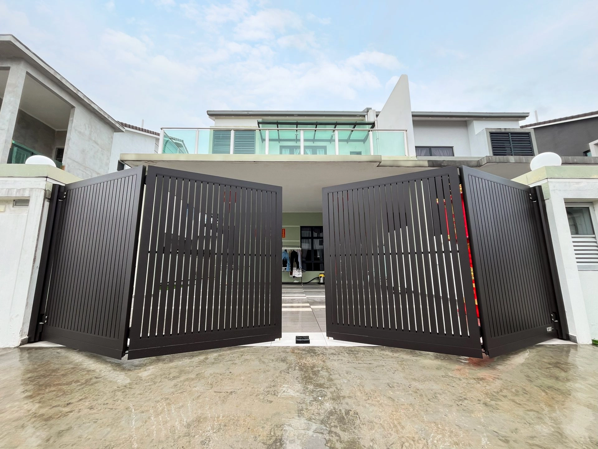 Trackless folding gate Trackless autogate Folding gate Malaysia Aluminium gate Malaysia Delux autogate Unigate Autogate Malaysia Unigate Malaysia Trackless gate Malaysia Aluminium gate supplier Malaysia Aluminium auto gate Autogate price Autogate system price Trackless autogate malaysia price Autogate malaysia price Aluminium gate suppliers texstone x16