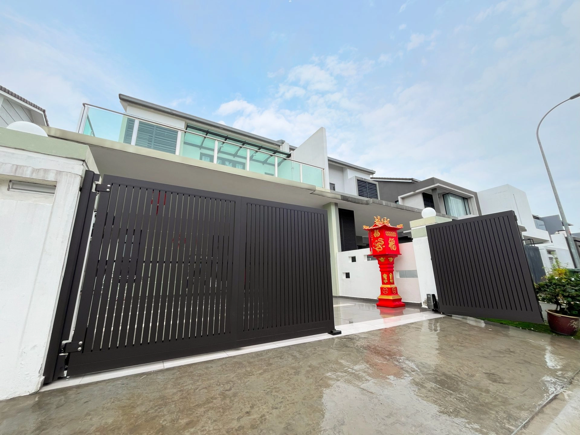 Trackless folding gate Trackless autogate Folding gate Malaysia Aluminium gate Malaysia Delux autogate Unigate Autogate Malaysia Unigate Malaysia Trackless gate Malaysia Aluminium gate supplier Malaysia Aluminium auto gate Autogate price Autogate system price Trackless autogate malaysia price Autogate malaysia price Aluminium gate suppliers texstone x16