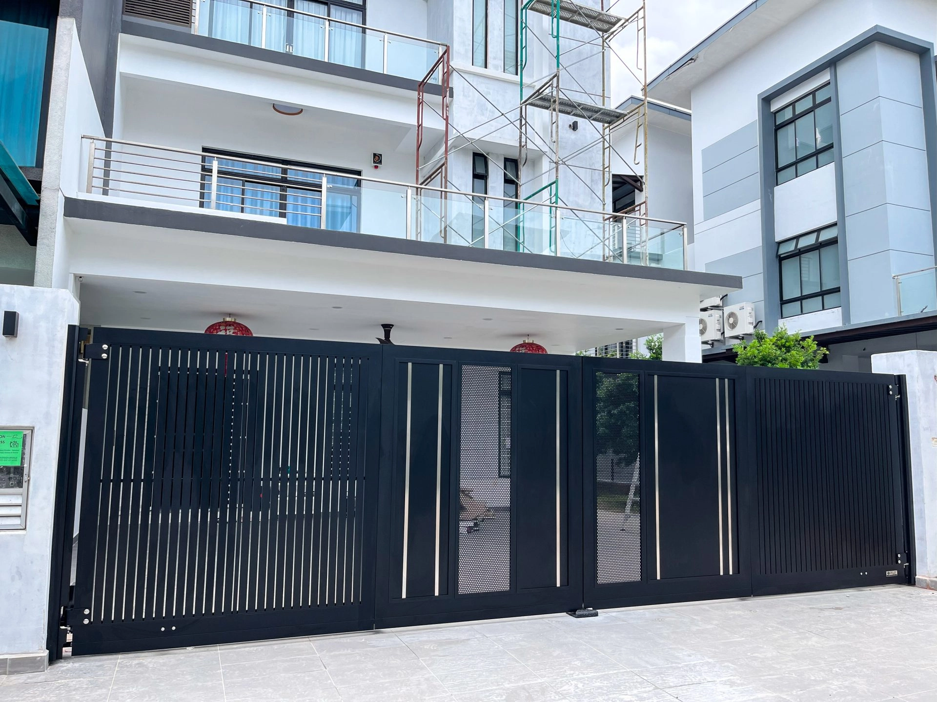 Trackless folding gate Trackless autogate Folding gate Malaysia Aluminium gate Malaysia Delux autogate Unigate Autogate Malaysia Unigate Malaysia Trackless gate Malaysia Aluminium gate supplier Malaysia Aluminium auto gate Autogate price Autogate system price Trackless autogate malaysia price Autogate malaysia price Aluminium gate suppliers stripe 1