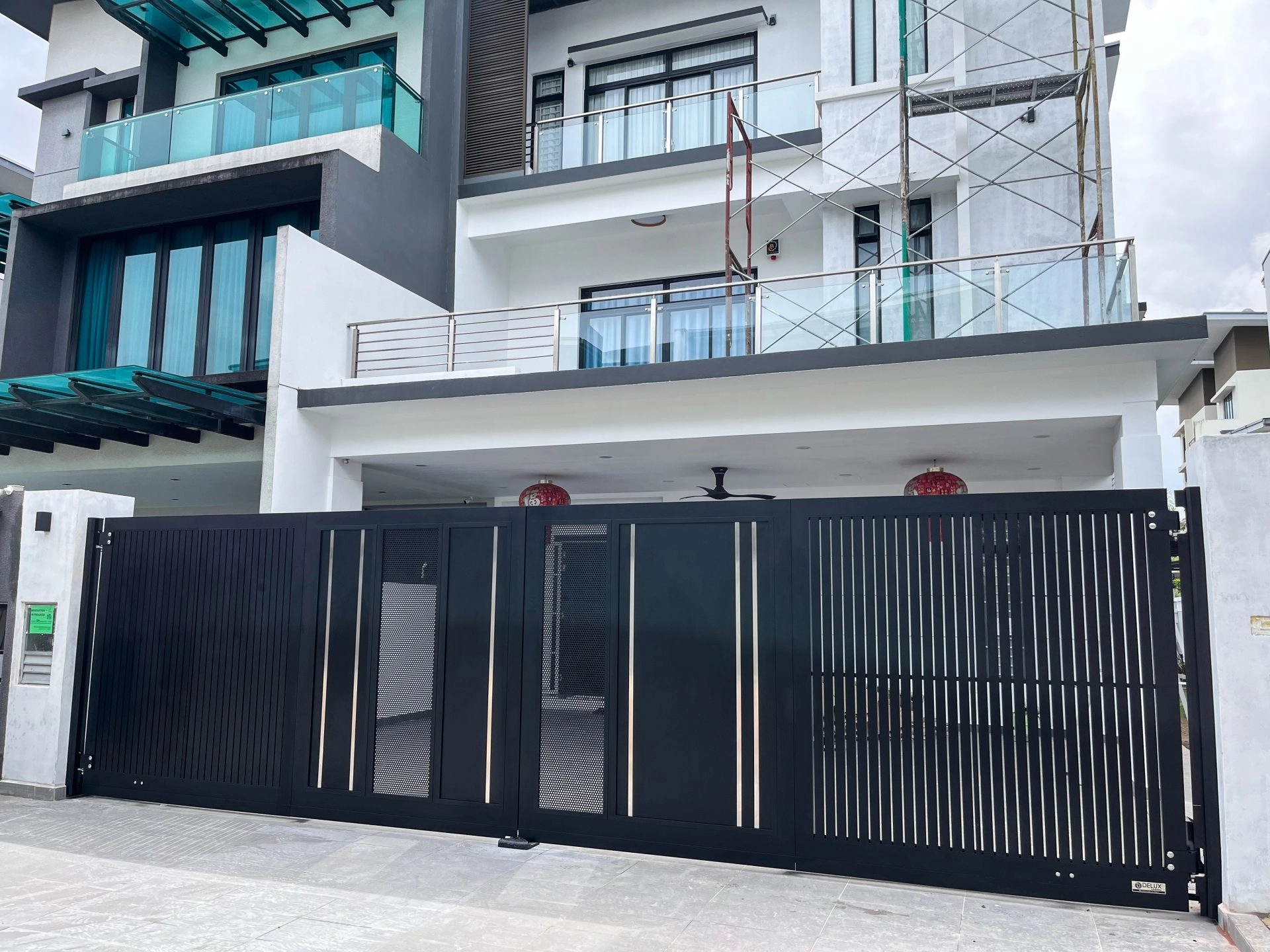 Trackless folding gate Trackless autogate Folding gate Malaysia Aluminium gate Malaysia Delux autogate Unigate Autogate Malaysia Unigate Malaysia Trackless gate Malaysia Aluminium gate supplier Malaysia Aluminium auto gate Autogate price Autogate system price Trackless autogate malaysia price Autogate malaysia price Aluminium gate suppliers stripe 1