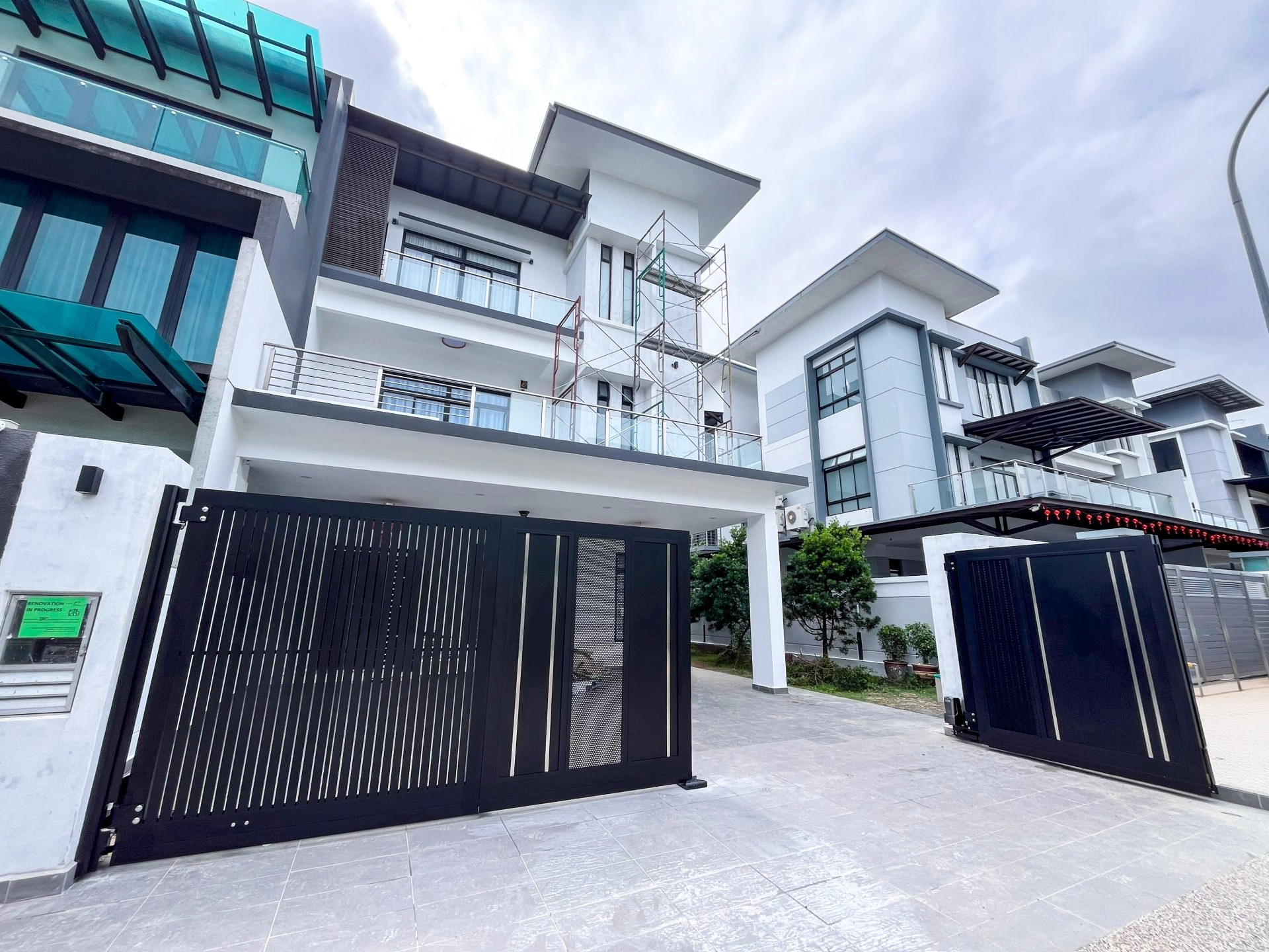 Trackless folding gate Trackless autogate Folding gate Malaysia Aluminium gate Malaysia Delux autogate Unigate Autogate Malaysia Unigate Malaysia Trackless gate Malaysia Aluminium gate supplier Malaysia Aluminium auto gate Autogate price Autogate system price Trackless autogate malaysia price Autogate malaysia price Aluminium gate suppliers stripe 1