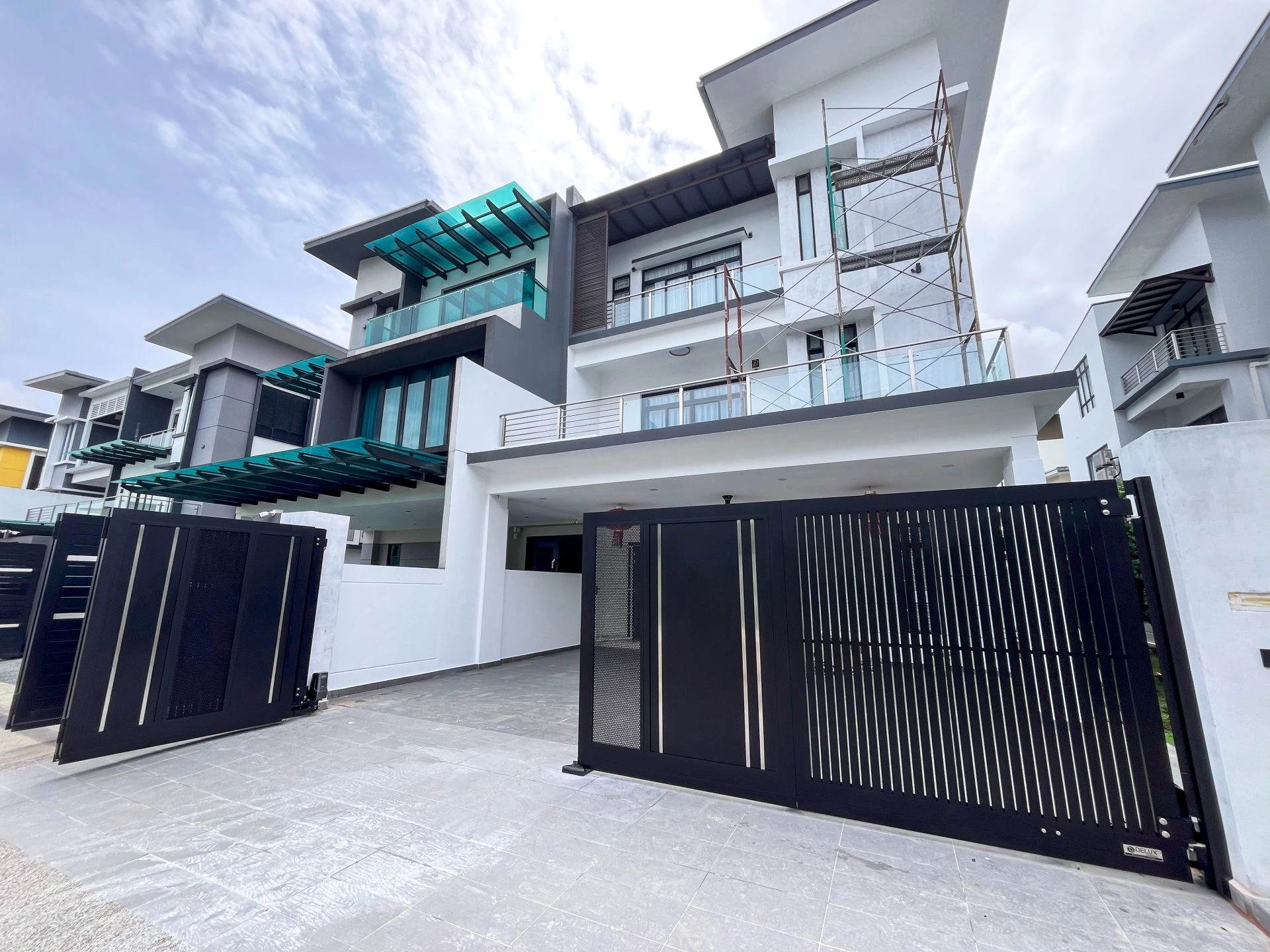 Trackless folding gate Trackless autogate Folding gate Malaysia Aluminium gate Malaysia Delux autogate Unigate Autogate Malaysia Unigate Malaysia Trackless gate Malaysia Aluminium gate supplier Malaysia Aluminium auto gate Autogate price Autogate system price Trackless autogate malaysia price Autogate malaysia price Aluminium gate suppliers stripe 1