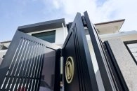 Trackless folding gate Trackless autogate Folding gate Malaysia Aluminium gate Malaysia Delux autogate Unigate Autogate Malaysia Unigate Malaysia Trackless gate Malaysia Aluminium gate supplier Malaysia Aluminium auto gate Autogate price Autogate system price Trackless autogate malaysia price Autogate malaysia price Aluminium gate suppliers volca