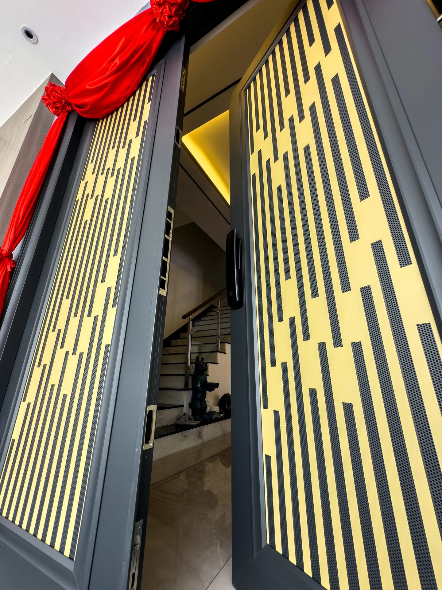 Security door Malaysia Aluminum door Luxury security door Delux security door price Aluminium security door Alutechdoor Security door design for home Best safety door Best security door malaysia Modern security door Security door design Double Door DT703