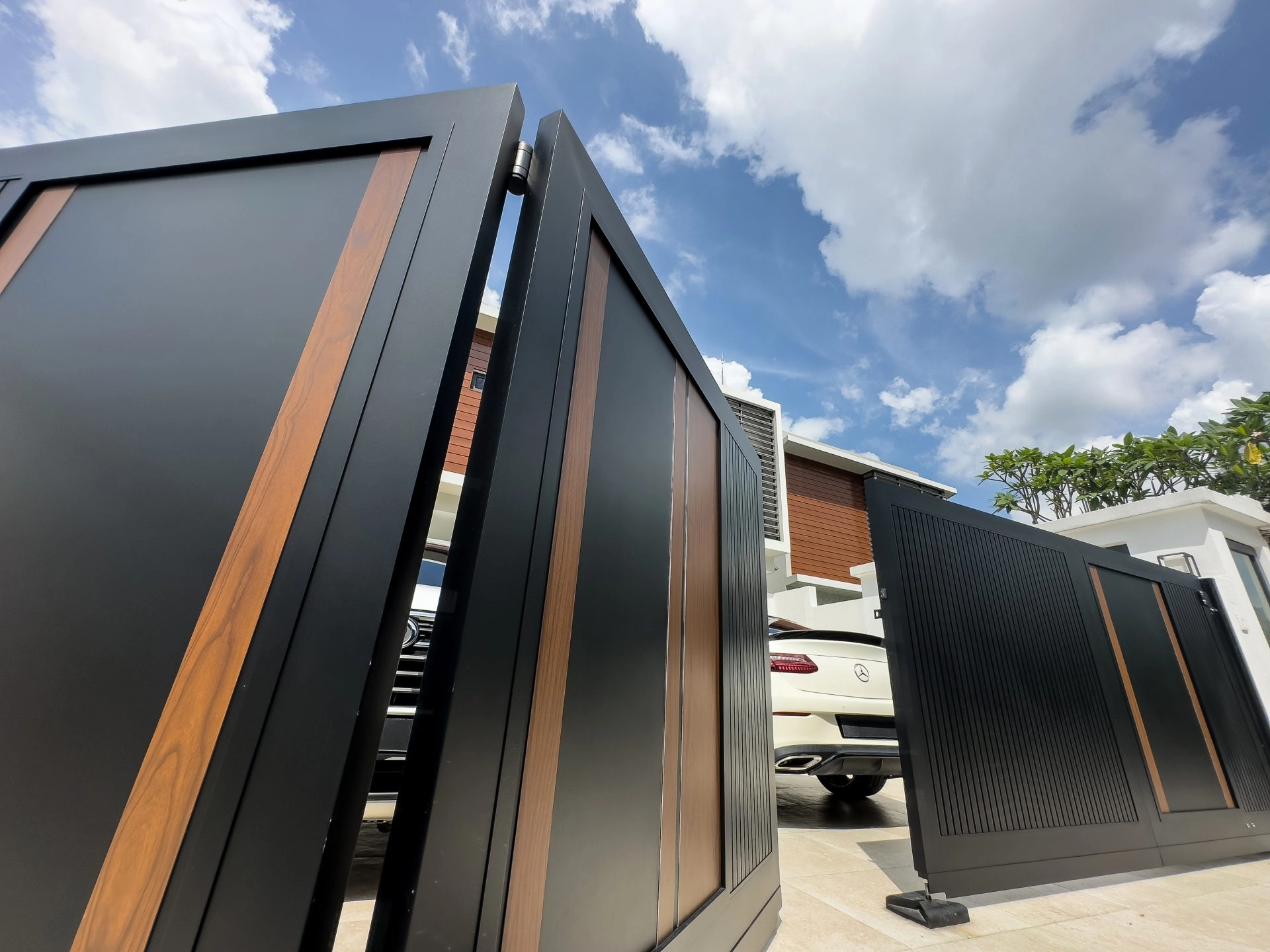 Trackless folding gate Trackless autogate Folding gate Malaysia Aluminium gate Malaysia Delux autogate Unigate Autogate Malaysia Unigate Malaysia Trackless gate Malaysia Aluminium gate supplier Malaysia Aluminium auto gate Autogate price Autogate system price Trackless autogate malaysia price Autogate malaysia price Aluminium gate suppliers inline 8