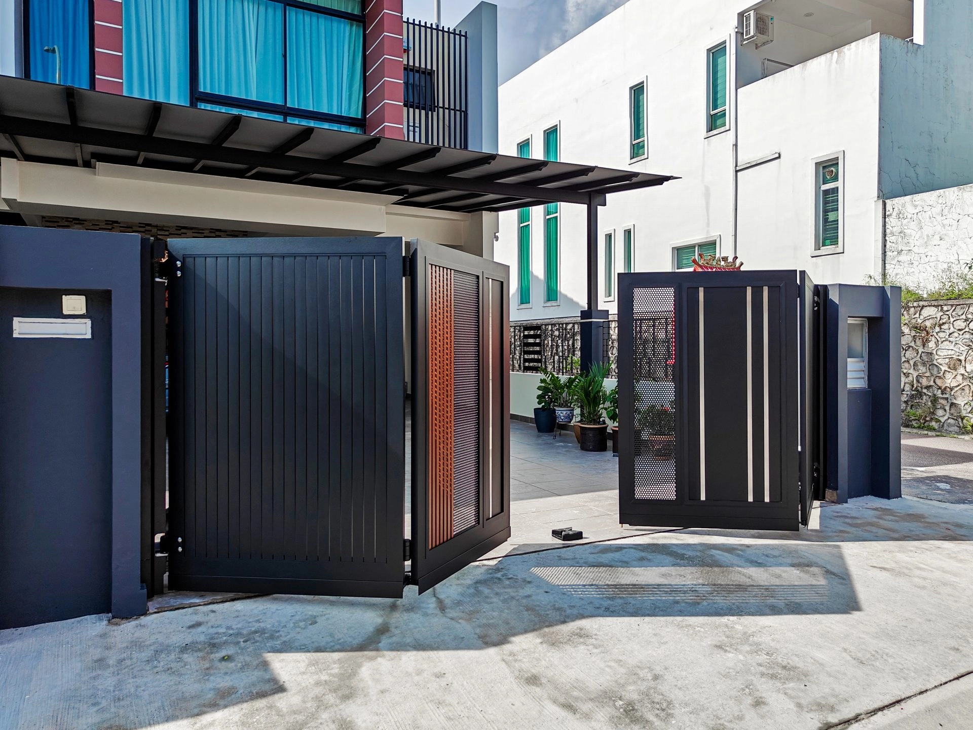 Trackless folding gate Trackless autogate Folding gate Malaysia Aluminium gate Malaysia Delux autogate Unigate Autogate Malaysia Unigate Malaysia Trackless gate Malaysia Aluminium gate supplier Malaysia Aluminium auto gate Autogate price Autogate system price Trackless autogate malaysia price Autogate malaysia price Aluminium gate suppliers linex 3