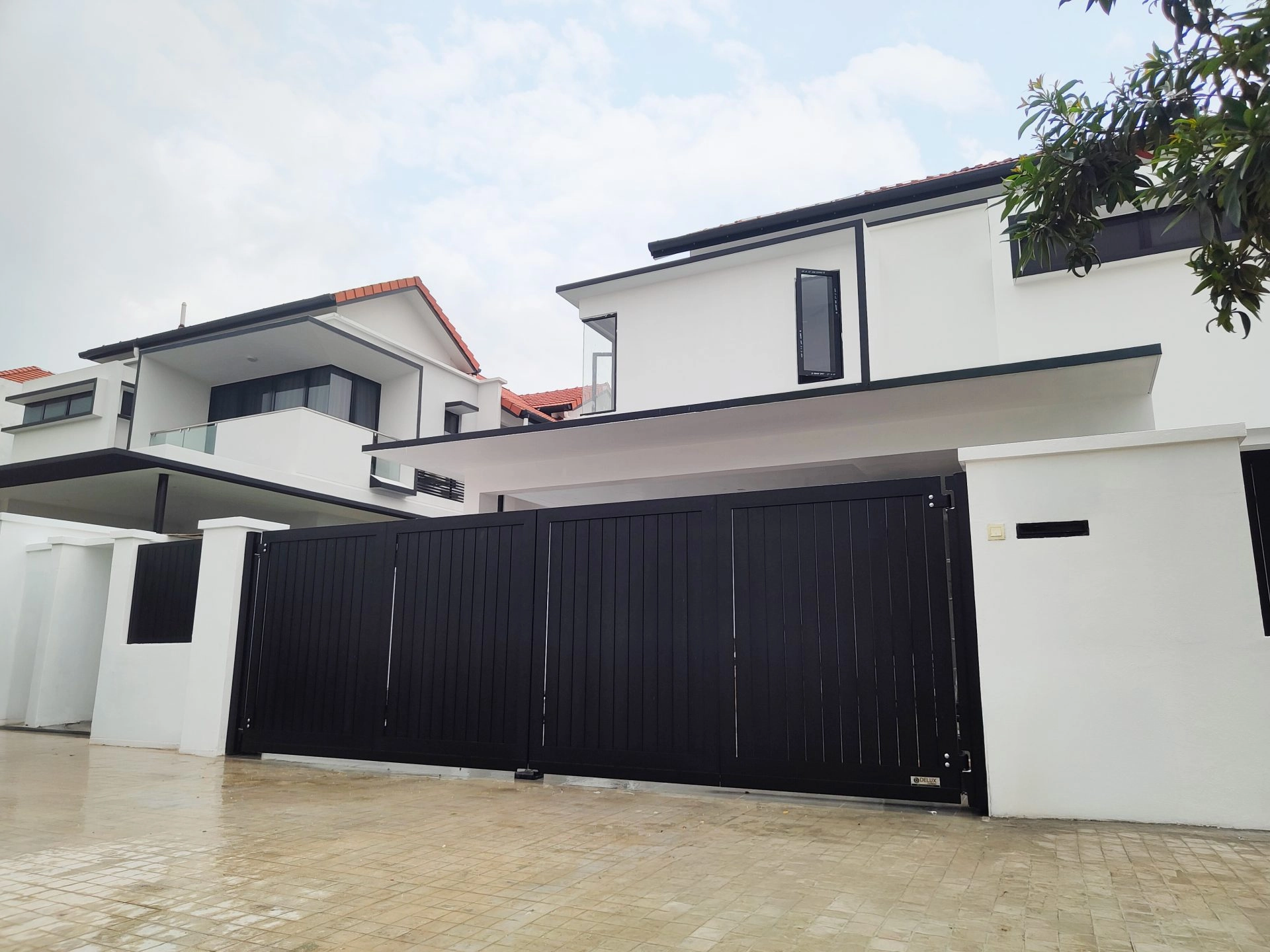 Trackless folding gate Trackless autogate Folding gate Malaysia Aluminium gate Malaysia Delux autogate Unigate Autogate Malaysia Unigate Malaysia Trackless gate Malaysia Aluminium gate supplier Malaysia Aluminium auto gate Autogate price Autogate system price Trackless autogate malaysia price Autogate malaysia price Aluminium gate suppliers contemporary 802