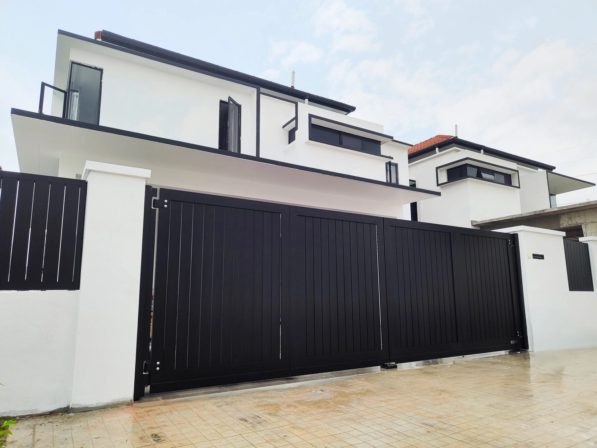 Trackless folding gate Trackless autogate Folding gate Malaysia Aluminium gate Malaysia Delux autogate Unigate Autogate Malaysia Unigate Malaysia Trackless gate Malaysia Aluminium gate supplier Malaysia Aluminium auto gate Autogate price Autogate system price Trackless autogate malaysia price Autogate malaysia price Aluminium gate suppliers contemporary 802